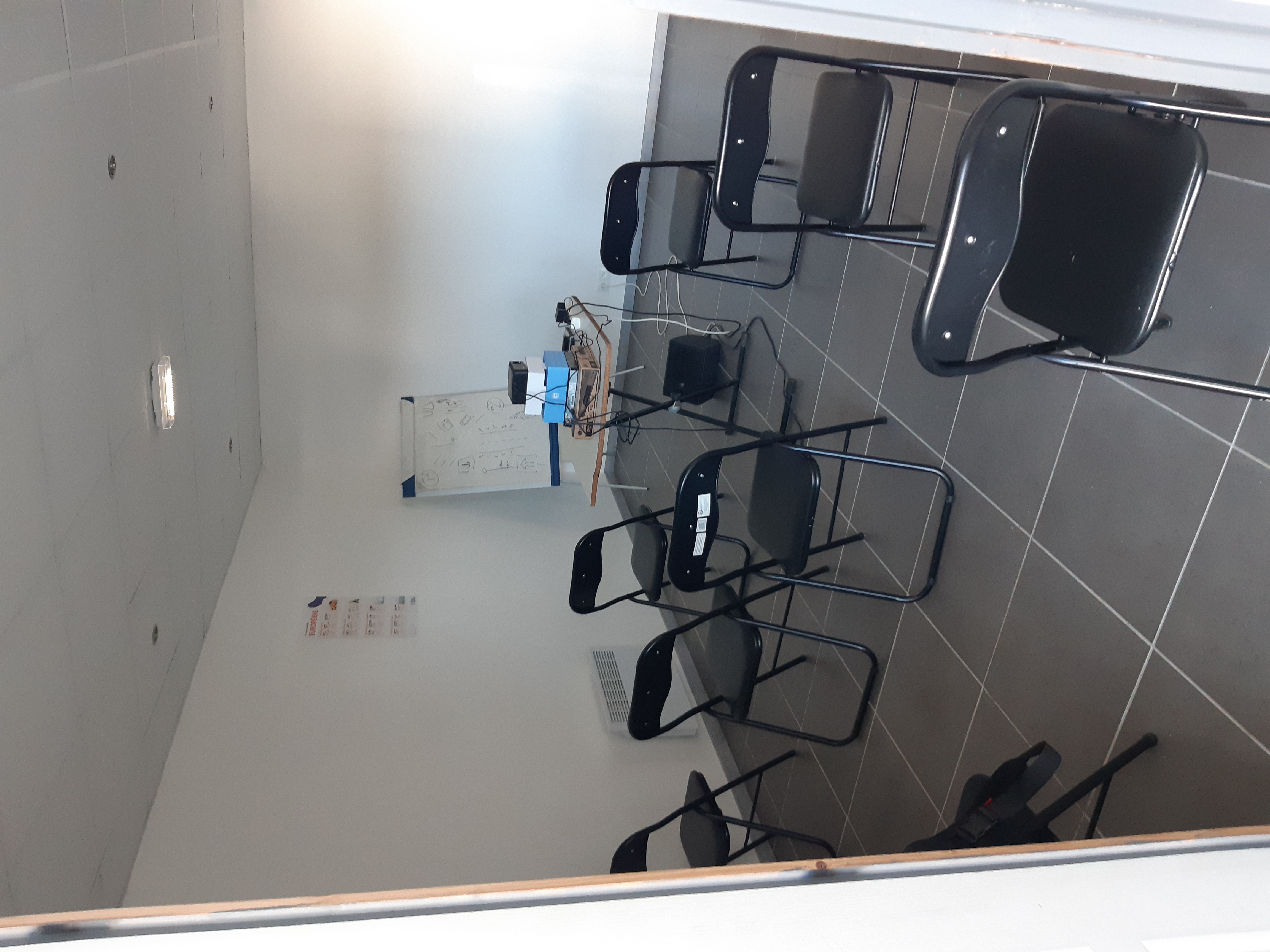 Auto-école 
Local de 45 m2 dans une zone activité commerciale, juste à côté d'un fast food américain bien connu et d'un hypermarché 
Très bonne visibilité, comprenant :
Un bureau, une salle de code, une cuisine et un WC PMR
Je suis bientôt en retraite et je cherche à transmettre mon entreprise.