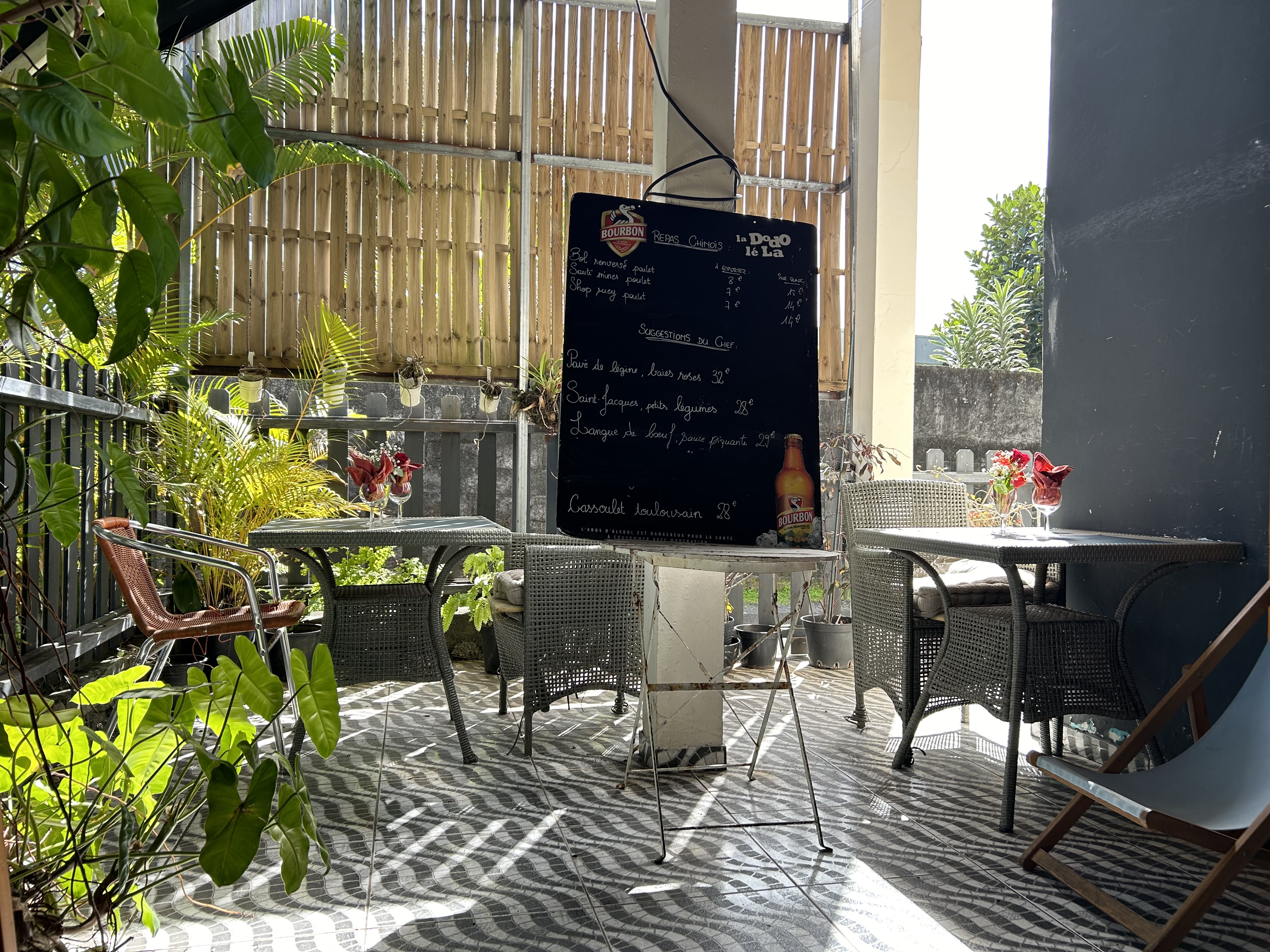 CAUSE DEPART - Vend murs + fonds de commerce (actuellement restaurant mais possibilité tout commerces) + appartement situé à Saint-Benoît Île de la Réunion, une ville en pleine expansion.

Restaurant de cuisine traditionnelle chinoise et française, clientèle fidèle. 14 places assises en terrasses, 17 places assises en salle, 2 WC, 1 bar, 1 cuisine totalement équipée (3 congélateurs, 1 four, 2 fours à micro-ondes, 1 cave à vin, 3 réfrigérateurs, 1 machine à congeler). Salle climatisée, et parking pouvant accueillir min. 6 véhicules.

Habitation à l'étage, 1 WC, 1 salle de bain (baignoire) séparée, 1 séjour climatisée, 1 cuisine, 2 chambres climatisées, 1 balcon.