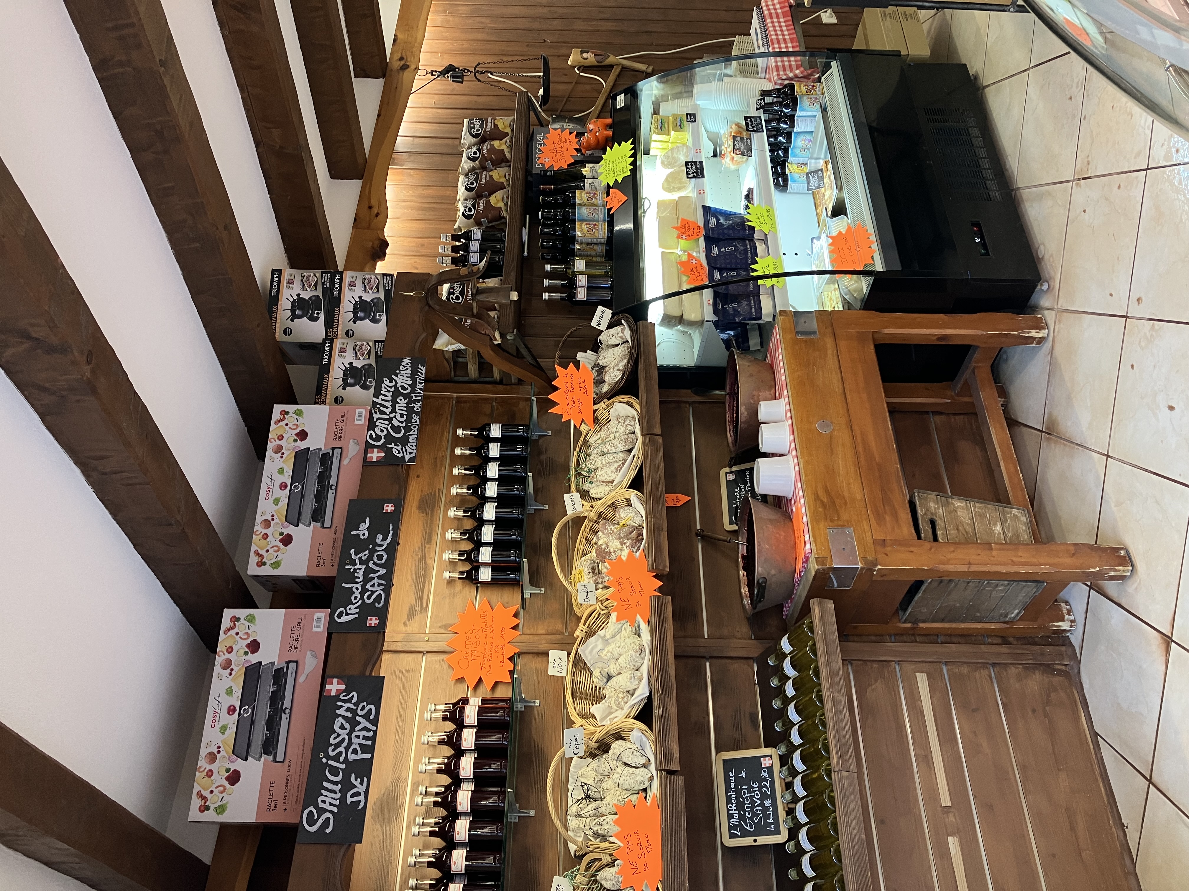 Vend boucherie charcuterie traiteur dans la station de ski, hiver / été, de Val Cenis en haute maurienne vanoise. Seule boucherie de la commune de Lanslebourg, exploitée 6 mois par an ( possibilité d’ouvrir à l’année, il y a une demande). Le commerce comprend un  magasin entièrement équipé de matériel récent et d’une chambre froide, au niveau -1 un laboratoire équipé de À à Z pour la fabrication et une deuxième chambre froide. De plus un petit appartement de 2 pièces et un grand balcon terrasse. Les murs sont également à vendre pour 250 000 euros.