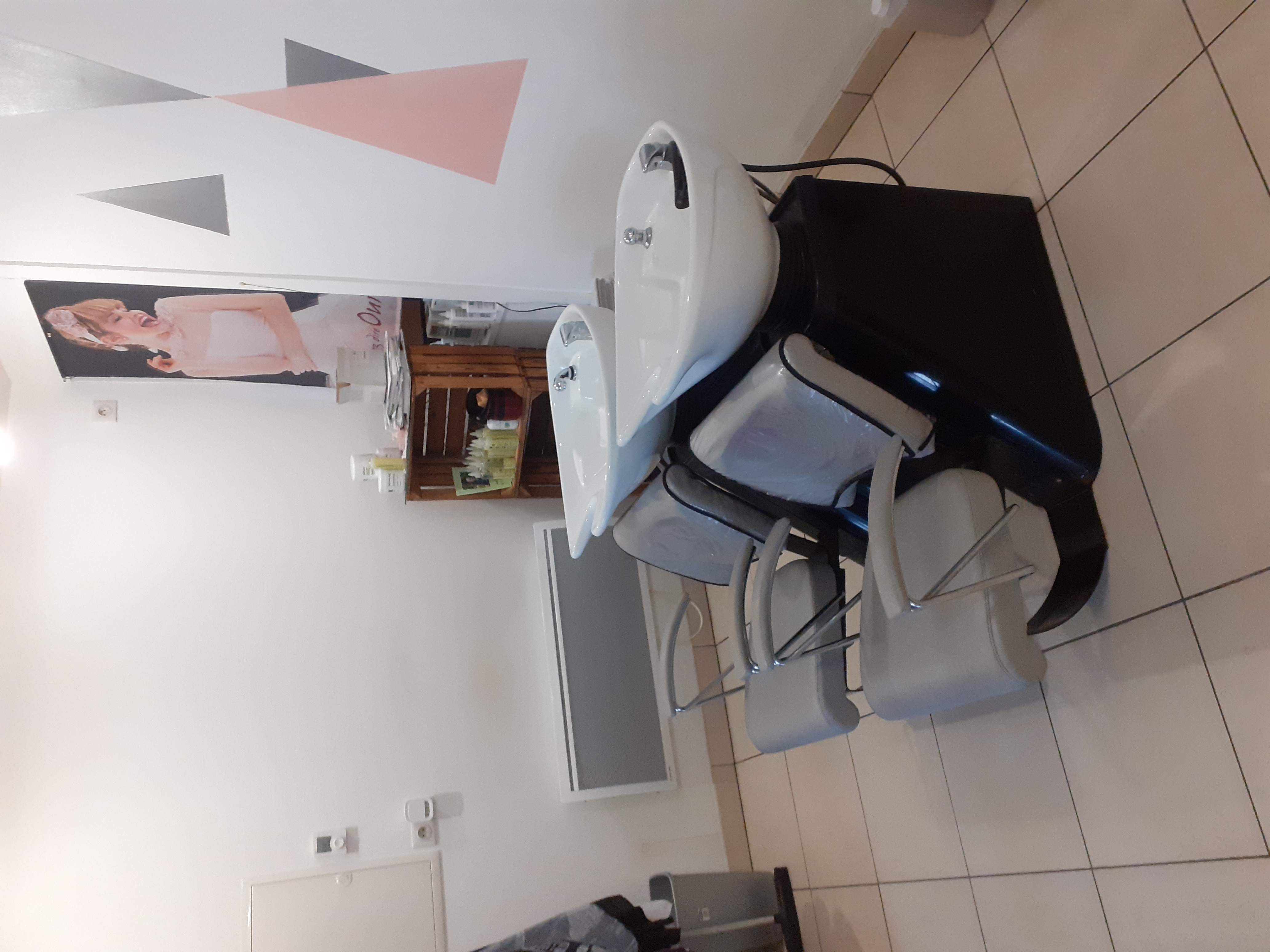 A louer salon de coiffure au centre du village avec divers autres commerces école maternelle, élémentaire et collège.
le salon de 40m² se compose d'une pièce avec 2 bacs à shampoing, ouverte sur une autre pièce avec 2 postes de coiffage femme et un poste homme, un WC, une petite salle servant de remise et une petite cours(24m²).
loyer 300€ par mois. 
Possibilité si intéressé de racheter le matériel en place.