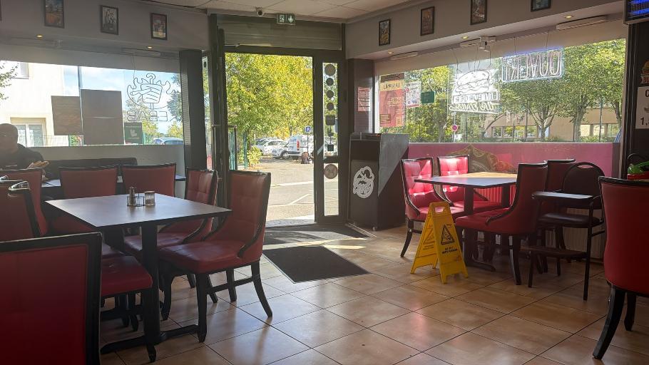 je vend restaurant sur chartres a 400 m nous avons un lycée professionnelle et dans zone habitations de 300 logements , une seuil boulangerie qui est dans secteur , un secteur avec beaucoup pote ciel  sur le secteur , a ce jour chiffre d'affaire au 30000 euros selon mois , nous 35 places assises intérieur , 20 places en terrasse et un parking de 20 places gratuit , ce une bel affaire qui tourne depuis une vingt année , ce restaurant rapide , cuisine indien , cuisine pakistanais .a ce jour , nous fait livraison a domicile , le prix de cette affaire est de 160000 euros net vendeur , pour un RDV appel moi au 0759779121 , je suis disponible tout les jours