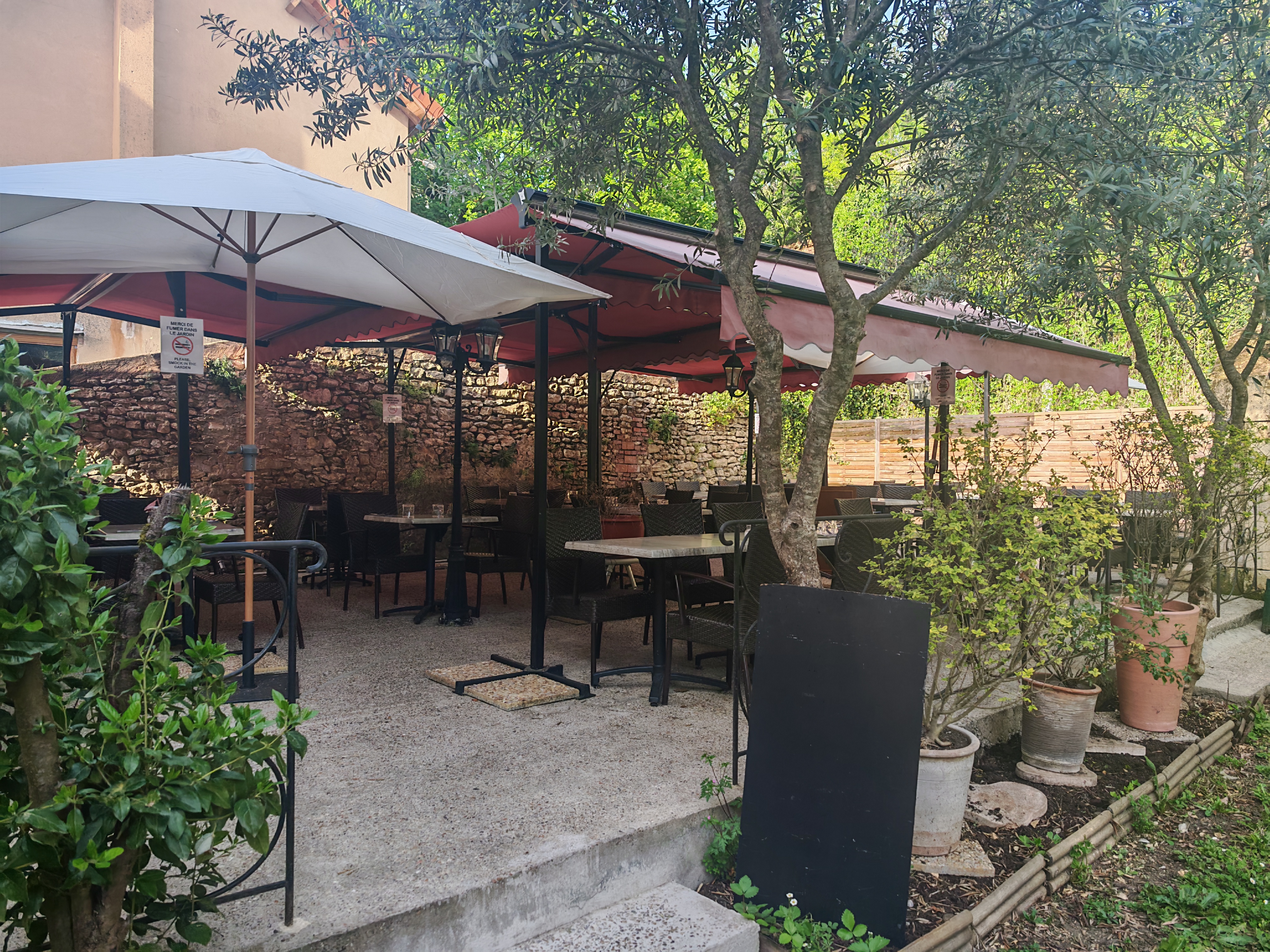 Vente d'un fond de commerce situé au cœur du Périgord Noir, dans un village en bord de Vézère. Au rez-de-chaussée se trouve une salle pouvant accueillir 30 à 40 personnes, une cuisine équipée ainsi que l'accès au sanitaires et à la cave. À l'étage, accessible par des escaliers extérieurs, se trouvent une terrasse d'une capacité de 50 à 60 couverts, d'un jardin et de 4 salles (actuellement 2 qui servent de stockage, une qui sert de pizzeria, la dernière servant d'office, équipée d'un monte plat qui transite avec la cuisine).
Possibilité d'un développement à l'année hord saison estivale (octobre à mars)
Loyer de 650€HT (non soumis à TVA) - Taxe foncière à 181€/mois 
L'offre comprend également du matériel. Les murs ne sont pas compris dans l'offre mais discussion possible selon profil.
Photos supplémentaires à la demande
