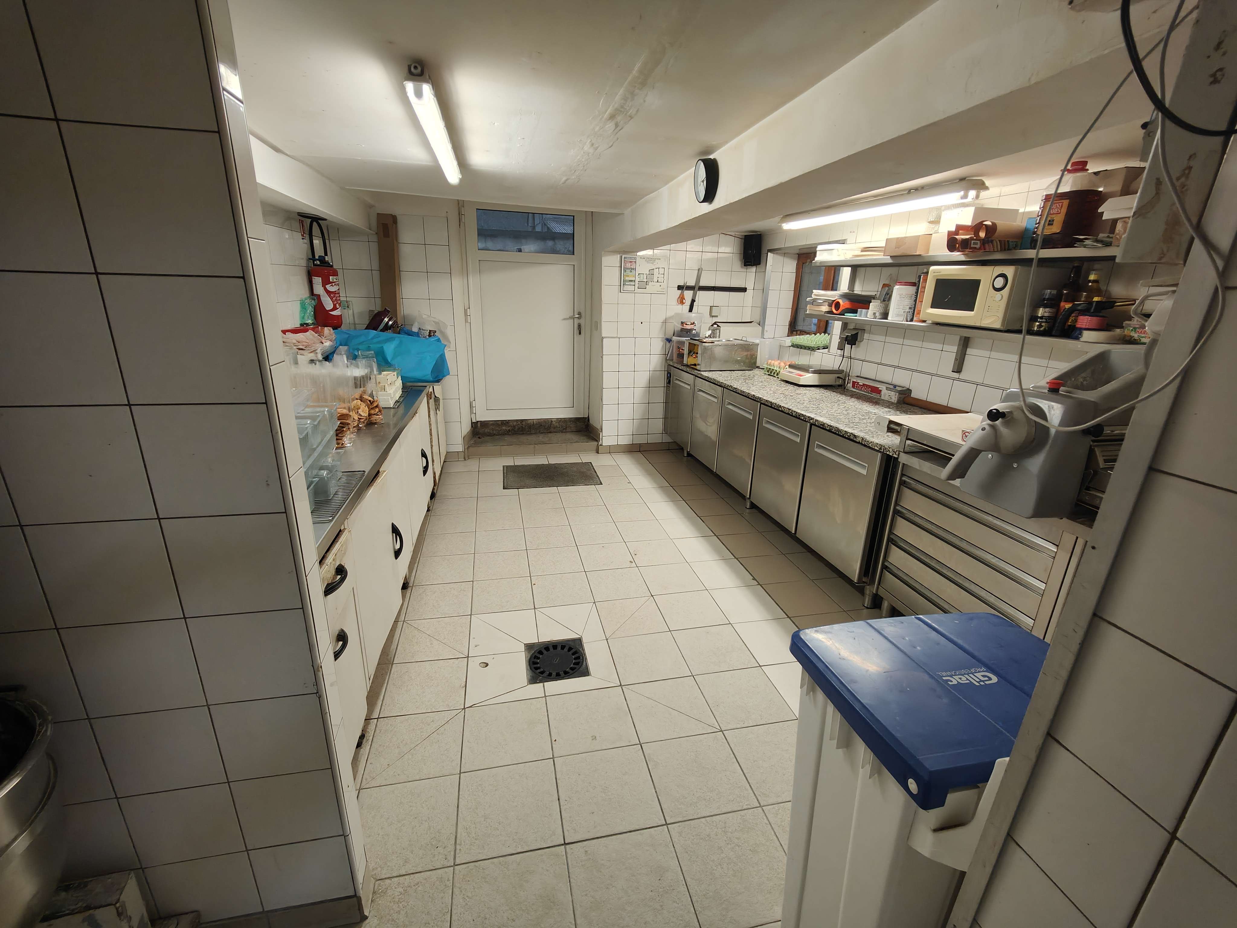 A vendre Boulangerie Pâtisserie, située à Vivoin (72170) dans une commune dynamique (écoles, boucherie, grande usine) d'environ 1000 habitants en supplément lotissement en construction. Communes aux alentours sans boulangerie.
Nous travaillons avec les cantines, les dépôts de pain et les gîtes alentours. Pas mal de touristes l'été et de groupes de scouts. Prieuré du village qui accueille des expositions d'arts, des mariages et des concerts. 
Beaucoup d'animations à l'année grâce aux différentes associations. 
Se situe à 20 minutes du Mans et d'Alençon proche de l'autoroute.
Matériels récent et bien entretenue :
- Four Bongard 2011 - 3 soles gaz 1 sole électrique
- Congélateur/Surgélateur 4 portes neuf (été 2022)
- Labo pâtisserie récent (2019)
- Véhicule de livraison (2014)
Maison plein pied 3 chambres (9m², 9m² et 13m²), grand salon de 35m², cuisine, salle de bain et WC, jardin et grenier.
Possibilité d'aménager le grenier pour y faire son appartement et agrandir la boulangerie, les plans ont été réalisés par une architecte. Nous avons aussi fait les plans de rénovation de la boutique. 
CA 2024 : 152 000€, meilleure année à 165 000€ avec un apprenti pâtissier. (possibilité de développement en snacking et chocolat, nous avons beaucoup de demande mais nous ne sommes que 2).
Loyer 800€ (possibilité d'acheter les murs 100 000€)
Prix de vente fond de commerce 70 000€