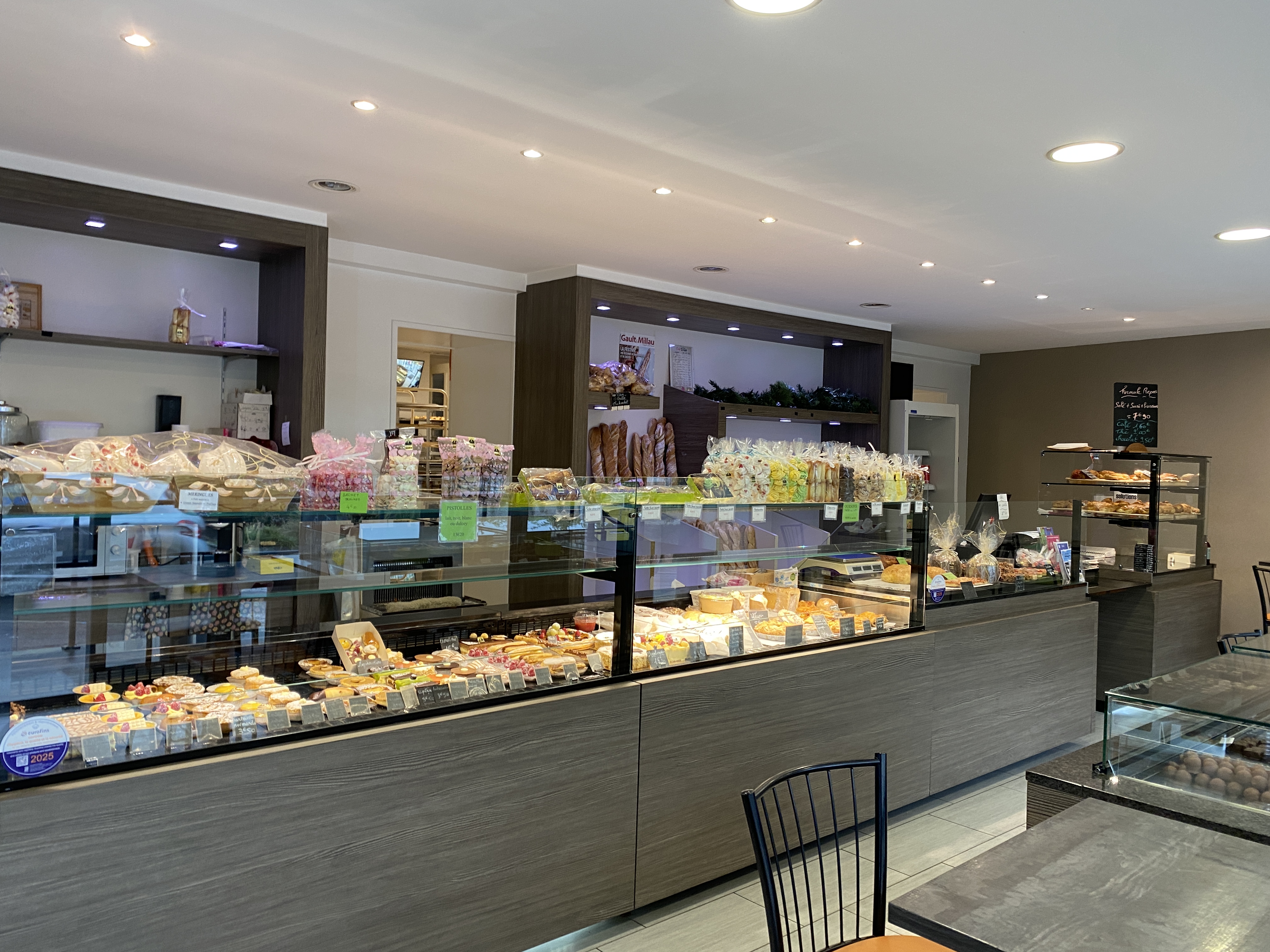 Boulangerie pâtisserie traiteur 
Salon de thé 
Ville thermale cyclotouristique à 15 minutes de l’ À 79 
Écoles primaires et collège
Boutique et laboratoires ont été refait en 2014 
Chiffre d’affaires stable 
5 semaines de congés
toute proposition sera étudiée