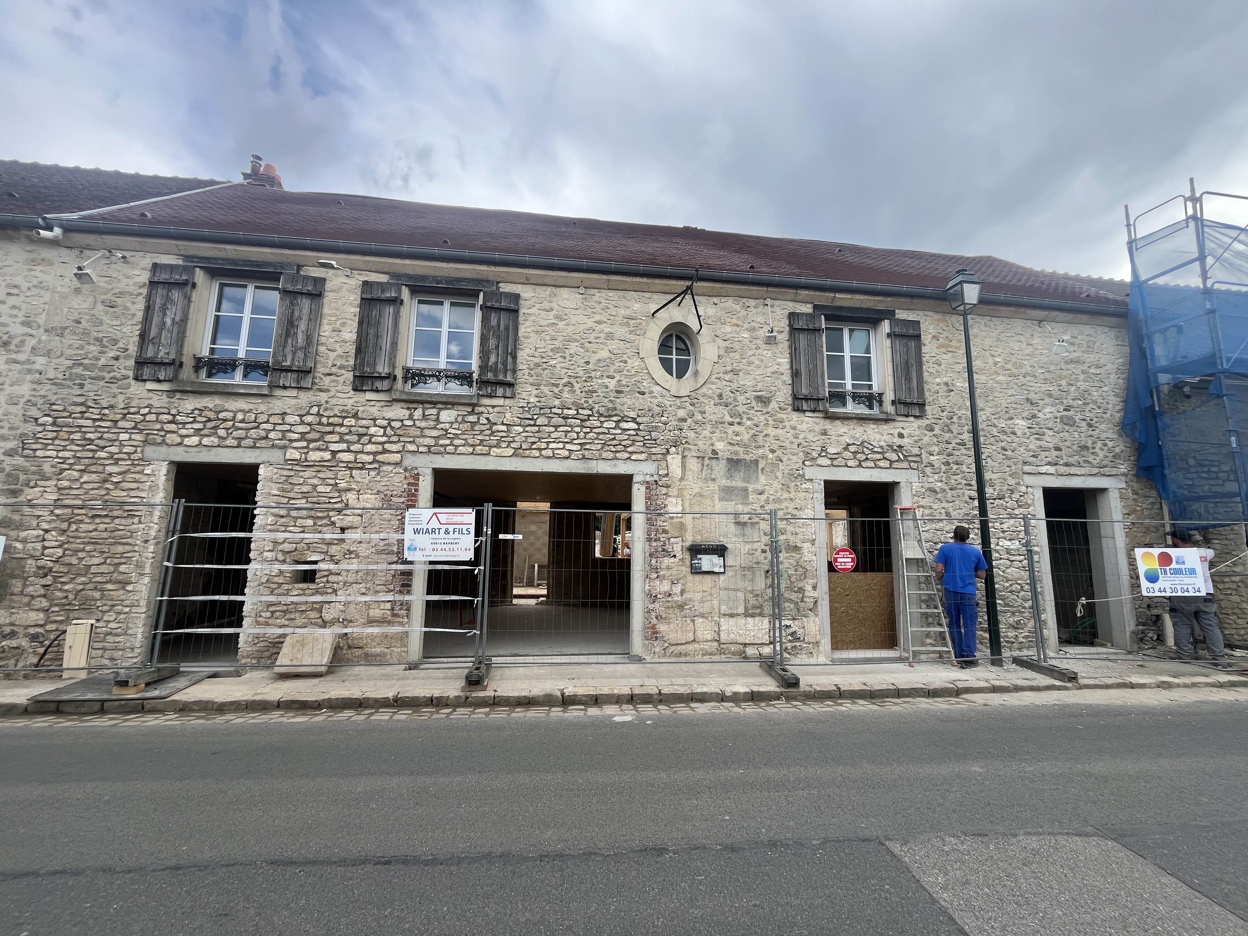 Implantée au cœur de la communauté de communes de Senlis Sud Oise, la commune de Barbery compte environ 550 habitants ainsi qu’un tissu économique assez riche. 
L'espace commercial réservé au porteur de projet est idéalement situé sur la place du village, offrant ainsi un emplacement stratégique et rempli de charme.

Après les travaux de rénovation, l'établissement sera composé d'une salle de restauration d’environ 86 mètres carrés, capable d'accueillir jusqu'à 50 convives, ainsi que d'un espace bar de 33 mètres carrés. De plus, il offrira une entrée de 30 mètres carrés. 
L'établissement disposera d’une terrasse, d’un jardin et d’une cuisine avec réserve toute équipée de 39m².

Le local, situé à Barbery appartient à la mairie, qui reste propriétaire. Un contrat de location-gérance sera proposé au porteur de projet sélectionné et signé avec la mairie à l’issue du bail précaire d’un an.

•	un local idéalement situé au centre du village
•	un loyer modéré afin d’alléger la charge locative
•	l’absence de droits d’entrée ou de frais d’agence immobilière

Si vous souhaitez développer une activité de restauration (expérience exigée) et êtes prêt à vous engager dans l'obtention du Label Bistrot de Pays, contactez-nous pour reçevoir le dossier de candidature !