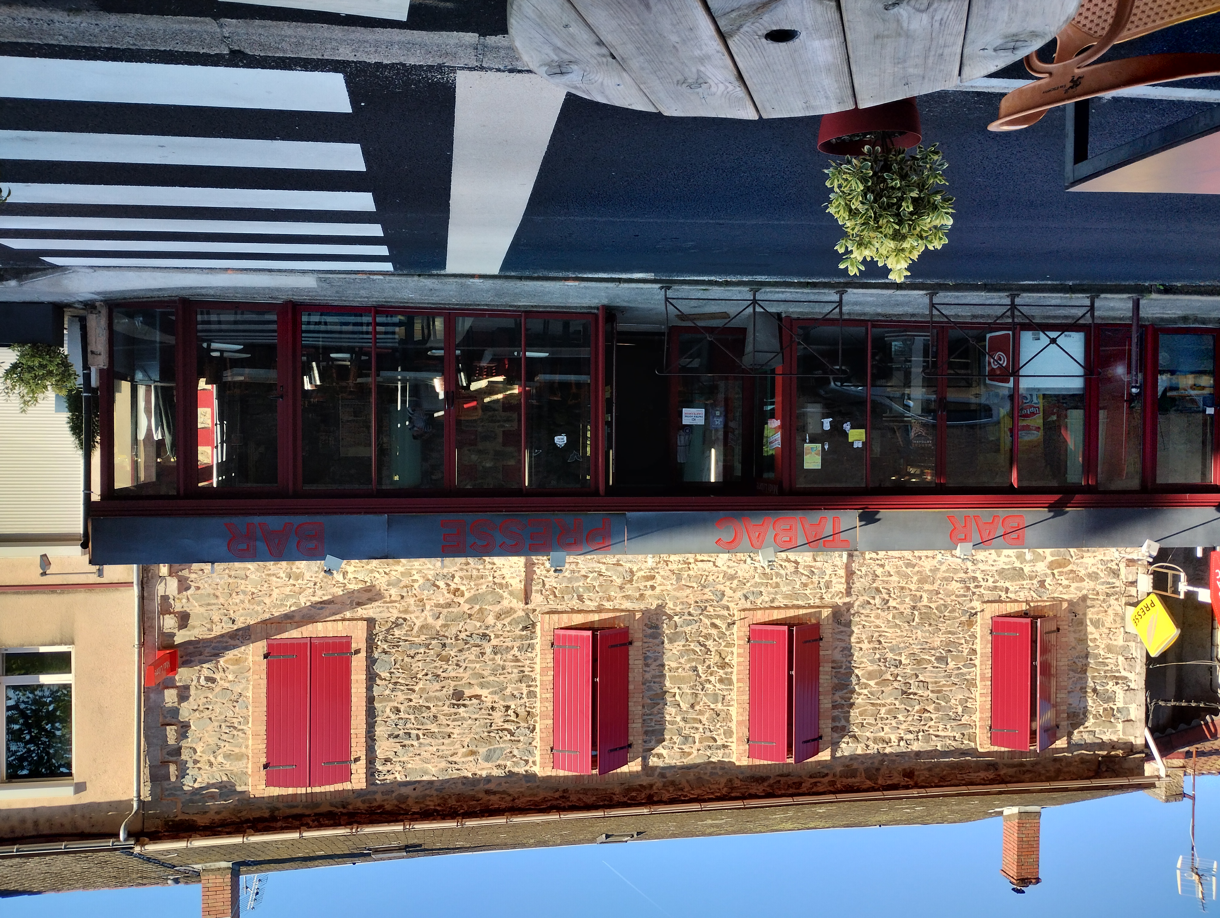 sur un axe trés fréquenté, possibilité de developper encore plus l'activitée, gros potentiel.
Mur et fond a vendre.
Le commerce fait 125 m2 entre salle et cuisine.
Le logement au dessus meme surface avec en plus comble emmenagé.
En dessous du commerce 2 autres niveau de 125 M2 avec en plus un jardin de 200 a 300 m2.
Le dernier bureau de tabac de la commune.