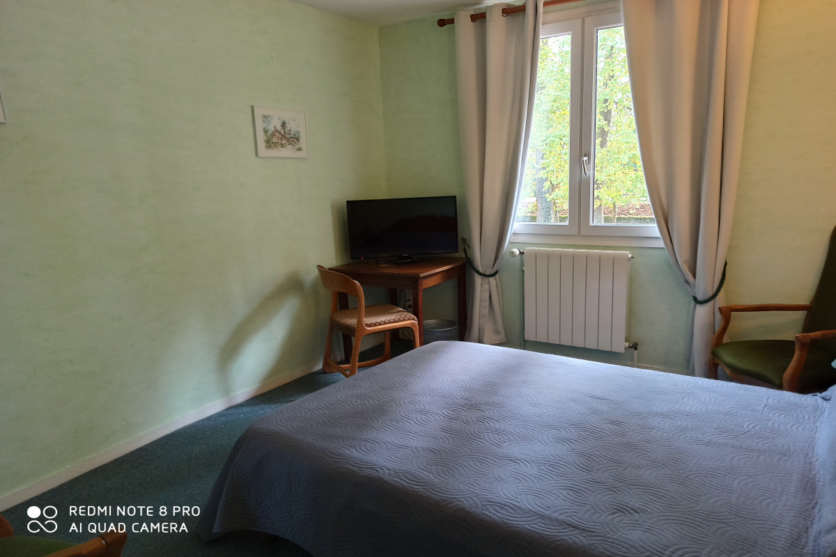 En Périgord noir, un des plus beaux villages de France, Belvès (Belle vue)  cette ancienne auberge vous accueille pour vous faire découvrir et déguster les produits locaux préparés en cuisine depuis presque 30 ans. Au guide Michelin et affilié aux Toques du Périgord depuis 10 ans, cet établissement jouit d'une belle renommée. Toute l'année, la salle propose 70 couverts et aux beaux jours, la terrasse ombragée et paysagée offre 60 couverts agrémentés par le son de la source toute proche. Cuisine, locaux professionnels et outils de travail en excellent état. Licence IV. Logement de fonction comprenant trois chambres.
La partie hostellerie **, vous met à disposition 6 chambres et leurs sanitaires pour les randonneurs du Chemin de Compostelle et autres touristes.