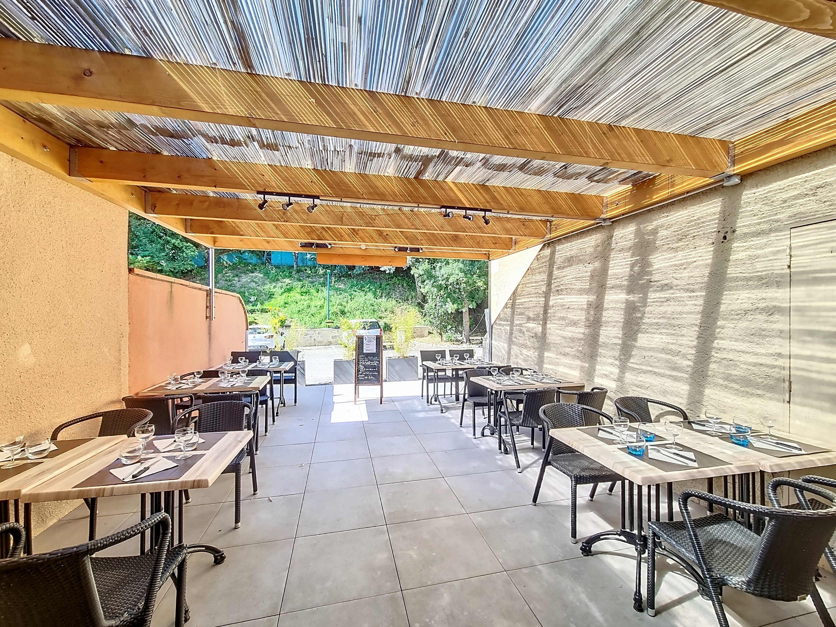 Restaurant Ô Canard Toquet d'Urdens à Vendre - Murs et Fonds de Commerce ! une institution culinaire connue, réputée et appréciée des gourmets et professionnels, idéalement situé au cœur du Gers (32), près de Fleurance (3,5 km). Ce bien d'exception inclut les murs et le fonds de commerce + 1 appartement T3, offrant une solution clé en main pour une reprise immédiate.

Implanté dans le charmant village d'Urdens, ce restaurant traditionnel modernisé jouit d'une activité continue depuis plus de 40 ans, preuve de sa pérennité et de son succès. Le Canard Toquet est une référence pour le bien-manger dans le Gers, proposant une cuisine savoureuse et authentique qui ravit une clientèle fidèle tout au long de l'année.
Le restaurant bénéficie d'un excellent chiffre d'affaires et d'un excédent brut d'exploitation de bon niveau, attestant de sa rentabilité. Sa clientèle est diversifiée : une clientèle d'affaires fidèle le midi, une clientèle locale le soir et une importante clientèle touristique durant la saison, attirée par le charme du Gers, sa gastronomie et son art de vivre.

Atouts et Équipements de Qualité Supérieure
Ce restaurant en vente est un outil de travail directement opérationnel et aux normes, sans aucun travaux à prévoir. Il se compose de :
Une cuisine professionnelle récente entièrement équipée (four professionnel, refroidisseur, saladette, mise sous vide, lave-vaisselle professionnel, chambres froides...), garantissant une production efficace et conforme.
Une salle de restaurant chaleureuse de 35 couverts aménagée dans une ancienne étable, avec une cheminée fonctionnelle pour des dîners intimistes ou repas d'affaires.
Un comptoir-bar accueillant.
Une salle de réception supplémentaire de 50 couverts, idéale pour les événements privés ou professionnels.
Deux terrasses totalisant 50 couverts, parfaites pour profiter des douces soirées du Gers.
Deux WC dont un accessible PMR.
Licence 3 en cours de validité.

Logement de Fonction et Potentiel Locatif
Le local commercial est vendu avec son logement de fonction attenant (Type 3 de 70 m²). Cet appartement rénové avec 2 chambres, traversant, climatisé et en double vitrage, est habitable immédiatement sans aucun travaux. Il offre de multiples possibilités :
Logement du propriétaire repreneur.
Logement pour un salarié, facilitant le recrutement.
Opportunité de revenus locatifs supplémentaires.

Environnement et Commodités
Situé dans un secteur sans concurrent direct notable à moins de 5 km pour la restauration du soir, le restaurant jouit d'une position privilégiée.
Raccordé au tout à l'égout, climatisé, propre et fonctionnel.
Parking facile et spacieux (20 places) pour la clientèle.
Proximité de Fleurance, ville dynamique du Gers, offrant accès aux services et facilités.

Accompagnement et Informations
La chef et propriétaire actuelle propose un accompagnement à la reprise, assurant une transition en douceur et la pérennité de l'activité.
Mots-clés pour vos recherches : vente restaurant Gers, fonds de commerce restaurant 32, restaurant murs et fonds à vendre, cession PME Gers, affaire à reprendre Gers, restaurant à vendre Fleurance, commerce à vendre Urdens, opportunité restaurant Sud-Ouest, investissement immobilier commercial Gers, bien vivre Gers, gastronomie Gascogne, restaurant traditionnel à vendre, hôtellerie-restauration Gers, commerce à céder Gers, vente PME restauration, restaurant rentable Gers, affaires Gers, immobilier commercial 32, entreprise à vendre Gers, Urdens, Fleurance.

Dossier complet (bilans, résultats, diagnostics) disponible sur demande pour les acquéreurs sérieux. Contactez-nous sans tarder pour visiter cette affaire exceptionnelle et concrétiser votre projet au cœur du Gers !
Cette annonce référence 302328 vous est présentée par votre agent commercial BSK Immobilier CHRISTOPHE LAMAZERE (EI) immatriculé au RSAC de AUCH (32000) sous le numéro 84952316200089.

Prix du bien : 279 000,00 €
Prix du bien hors honoraires : 270 630,00 €
Honoraires TTC : 3,09 %
Les honoraires d'agence sont à la charge de l'acquéreur.