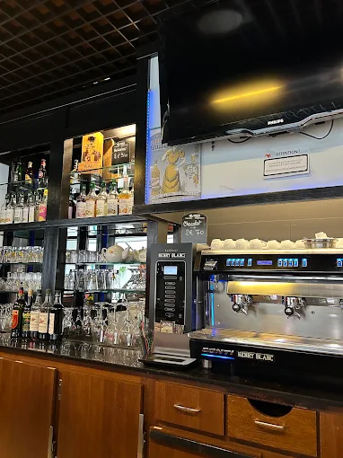 🚨  RECHERCHE REPRENEUR POUR BAR – TABAC – PRESSE 🚨
📍 Marvejols (Lozère)

Prix de vente : 270 000 €

À Marvejols, en Lozère, nous proposons à la vente un commerce de proximité réunissant plusieurs activités et services : bar, tabac, presse, PMU, FDJ et relais colis.

Grâce à cette diversité d’activités, l’établissement bénéficie d’une clientèle variée et régulière, avec plusieurs motifs de fréquentation au quotidien.
L’établissement propose notamment :

☕ Bar
🚬 Tabac
📰 Presse
🏇 PMU
🎟️ FDJ
📦 Relais colis

Cette complémentarité en fait un véritable commerce de proximité, au cœur de la vie locale.

Autre atout majeur : le commerce est vendu avec un appartement situé directement au-dessus du bar. Le logement dispose de 3 grandes chambres, offrant un espace confortable pour une famille et permettant de vivre sur place, avec tout le confort que cela représente pour une activité de commerce.

Ce commerce peut convenir à un couple ou à une personne souhaitant reprendre une activité déjà diversifiée tout en bénéficiant d'un logement sur place.

L'ensemble constitue une opportunité intéressante pour s'installer à Marvejols, développer une activité de proximité et construire un nouveau projet professionnel et familial. Située au cœur de la Lozère, Marvejols offre un cadre de vie agréable au cœur d’un territoire préservé, entre nature, authenticité et dynamisme local !

Prix de vente : 270 000 €

Pour obtenir davantage d'informations sur le commerce, le logement, l'activité et les modalités de reprise, n'hésitez pas à nous contacter.