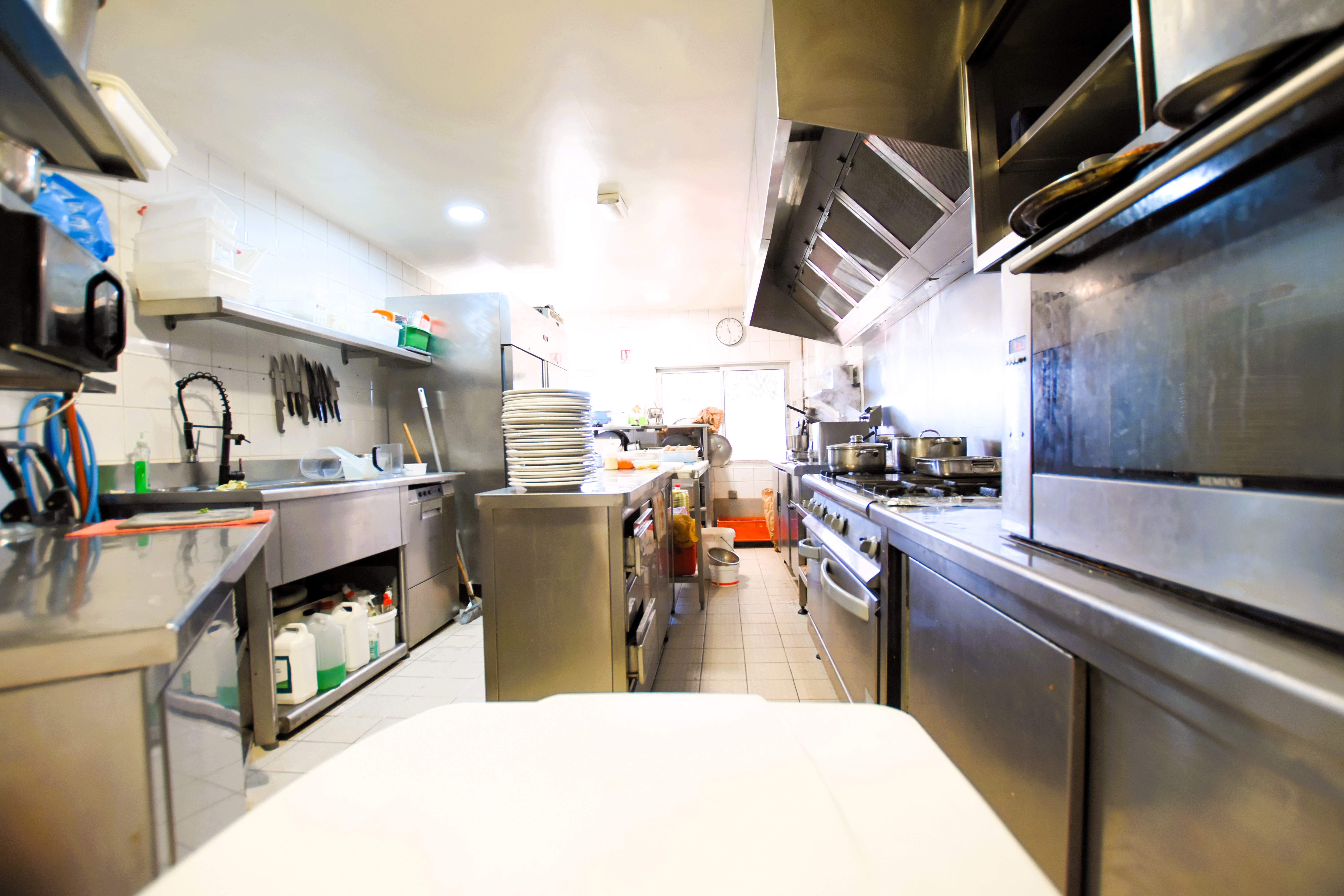 À VENDRE — Fonds de commerce Restaurant Licence IV • Les Essarts-le-Roi (78690) • 200 couverts (150 salle + 50 terrasse) • Surface ~290 m² • Affaire prête à travailler

Affaire reconnue, clientèle fidélisée, très bonne capacité d’accueil et potentiel immédiat d’augmentation du chiffre d’affaires.

- Chiffres clés :
Surface totale : ~290 m² (2 niveaux)

Capacité : 150 couverts en salle + 50 en terrasse

CA HT : ≈ 380 000 €/an (stable)

Bail 3/6/9 – Loyer : 2 050 €/mois + 200 € charges (soit 2 250 € CC)

Loyer / m² / an : ≈ 93 €/m² CC (≈ 27 000 €/an / 290 m²) — niveau attractif

Licence IV — cuisine professionnelle entièrement équipée, matériel en excellent état

- Configuration :
RDC : grande salle d’env. 70 couverts, bar, grande cuisine équipée

Étage : grande salle d’env. 80 couverts + appartement 2 pièces d’env. 70 m² (rare, très pratique pour loger/dupliquer en bureau/stock)

- Exploitation actuelle :
Ouvertures : du lundi au jeudi midi ; vendredi et samedi midi & soir

Soit 8 services/sem. (sur un potentiel de 14 si ouvert midi/soir 7j/7)

- Potentiel de développement :
+6 services/sem. possibles (soirées en semaine, dimanche) ⇒ +75 % de services vs. exploitation actuelle

Privatisations & évènementiel (entreprises, associations, familles)

Traiteur / vente à emporter / click & collect / plateformes

Animation de la Licence IV (bar à vins/cocktails, afterwork)

Communication digitale locale (réseaux sociaux, partenaires)

- Atouts du site :
Emplacement recherché, proximité gare SNCF et commodités

Stationnement aisé pour la clientèle

Décor chaleureux, établissement opérationnel, reprise facilitée

Dossier exploitable immédiatement (bail, éléments comptables, etc..).

Contact David & Kim pour de plus amples informations :
06 74 63 97 71 • 06 76 08 50 55 • david@blbimmo.fr • kim@blbimmo.fr

Informations sur les risques (ERP) : www.georisques.gouv.fr
Annonce rédigée sous la responsabilité de M. David ANTONIO, RSAC Versailles n° 795 063 999.