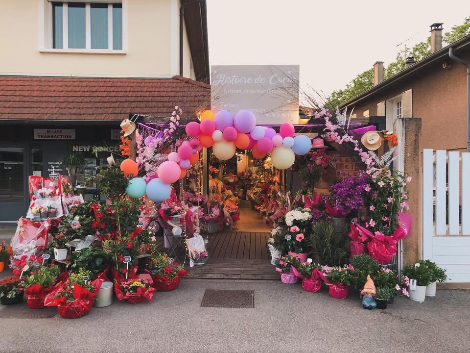 La Ville de Chassieu lance un appel à projet pour l'installation d'un fleuriste en centre-ville. 
Chassieu commune de près de 11 500 habitants située à l'est de la Métropole de Lyon dispose d'un tissu économique et commercial varié. La Ville attache une importance particulière au développement de commerces de proximité qualitatifs  et à la diversification, de l'offre pour répondre aux besoins des habitants. 

le local est situé au 24 rue de la république en plein centre-ville à proximité immédiate de commerces, d'un Ephad et de la résidence séniors. Il offre une surface d'environ 41m2 en rez-de-chaussée, complétée par une terrasse de 10m2 sur domaine privé. Le local est équipé et accessible ( climatisation, sanitaires, accès PMR). Le loyer mensuel est de 1035 euros.  L'activité principale devra obligatoirement être celle de fleuriste. Elle peut être enrichie par une activité complémentaire innovante, telle que la vente de décoration, papeterie, livres ou concept store, afin de renforcer l'attractivité commerciale et la diversité de l'offre du centre-ville. 

Des visites du local sont possible dès maintenant sur rendez-vous auprès de Pierre VIGNAL, développeur économique de la Ville de Chassieu. Tel : 06 76 78 35 99. ou par mail à developpementeconomique@chassieu.fr .