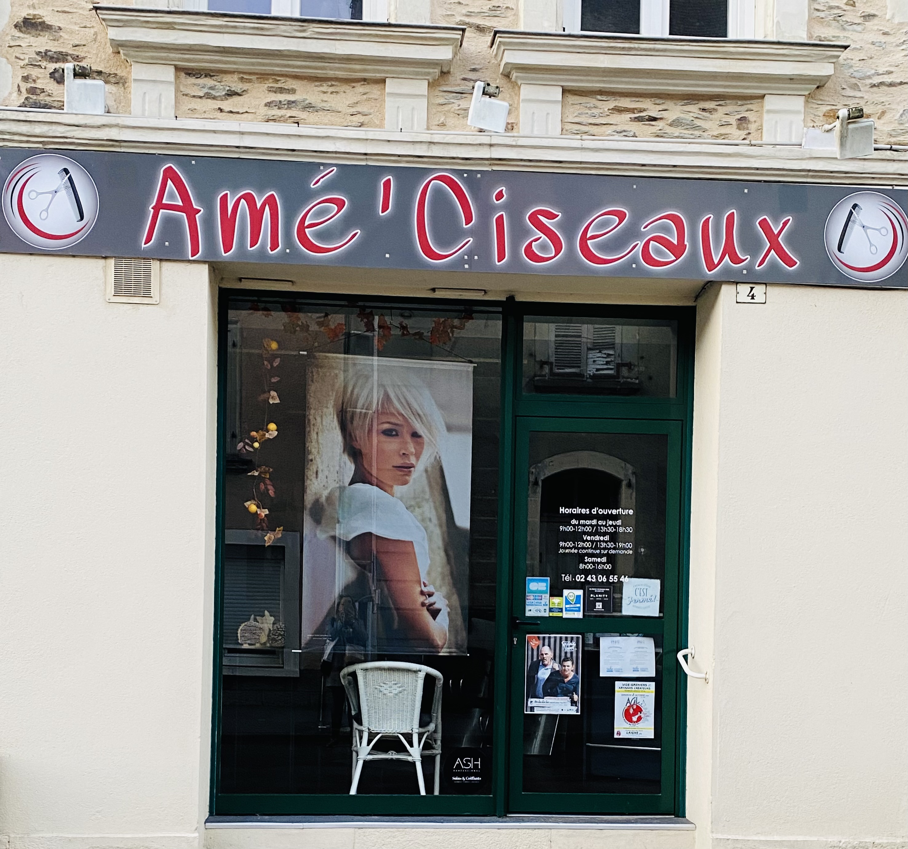 Vends fond de commerce coiffure 
Situé au cœur d’un village convivial et dynamique, ce salon de coiffure bénéficie d’une clientèle fidèle et en constante évolution.

Depuis 11 ans d’installation, il a su s’imposer comme une adresse incontournable, avec un chiffre d’affaires en progression et de belles perspectives de développement.

Le salon dispose d’un emplacement agréable, d’un aménagement fonctionnel, d'un faible loyer et est transmis avec son personnel qualifié en place : une salariée expérimentée et autonome.

Une belle opportunité pour reprendre une activité clé en main dans un cadre attractif, avec un excellent potentiel pour continuer à développer l’activité.

Contact par téléphone le midi ou le soir.