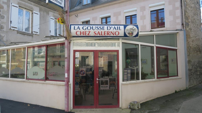 [BAR / RESTAURANT A VENDRE ] 📢

Et si votre prochain restaurant était à La Souterraine ?

Une belle opportunité avec cette reprise d’un bar restaurant situé en cœur de ville.

Pourquoi ce commerce mérite votre attention ?
• Potentiel de développement important de 210 m² : Bar, Restaurant, Évènementiel, Traiteur ...
• Marché potentiel conséquent en attente d'offre de restauration
• Capacité de 60 couverts et terrasse au calme à développer
• Vendu avec l'ensemble du matériel !

Une affaire à saisir pour cause de départ à la retraite :
* Soit : Murs et fonds : 170 000 €
* Soit : Fonds (avec petit matériel) - 32 000 € (avec loyer mensuel de 1 300 €)

Restaurateur expérimenté ou en projet d'installation, cette opportunité à petit prix est opérationnel de suite, dans une ville dynamique à taille humaine.

📍 La Ville de La Souterraine, c’est un cadre idéal pour le développement des services de restauration dans une vie locale active.

📞 Informations et contact :
Chambre de Commerce et d'Industrie : 05.55.51.96.69