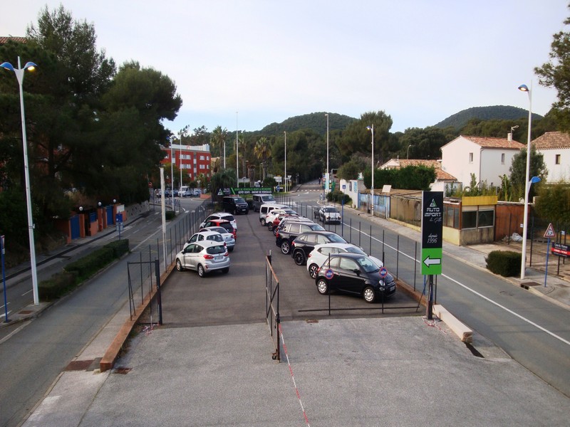 RARE Golfe St-Tropez – 1000m² Tous commerces (sauf restauration) – Loyer 2700€

Emplacement stratégique à Cavalaire-sur-Mer, au cœur du Golfe de Saint-Tropez.

Cause : départ à la retraite	

À céder droit au bail d’un local commercial d’environ 1000 m² avec un bureau de 50 m2.

Actuellement exploité par un professionnel de la vente de véhicules neufs et d’occasion, le site offre un fort potentiel de développement pour de nombreuses activités :
•	Automobile / location de véhicules
•	Showroom / négoce
•	Stockage / dépôt / logistique
•	Activités commerciales ou artisanales
•	Enseignes nationales ou franchisées
Caractéristiques :
•	Surface : 1000 m²
•	Loyer : 2 700 € / mois
•	Bail 3/6/9 jusqu’en 2029
•	Activités autorisées : toutes sauf restauration
Les + :
•	Très fort potentiel commercial
•	Zone touristique à forte fréquentation
•	Excellente visibilité et accessibilité
•	Grande surface rare sur le secteur
•	Loyer particulièrement attractif

Prix : 198 000 €

Dossier sérieux uniquement.
Contact :
003360988206
autoimportdugolfe@hotmail.fr
