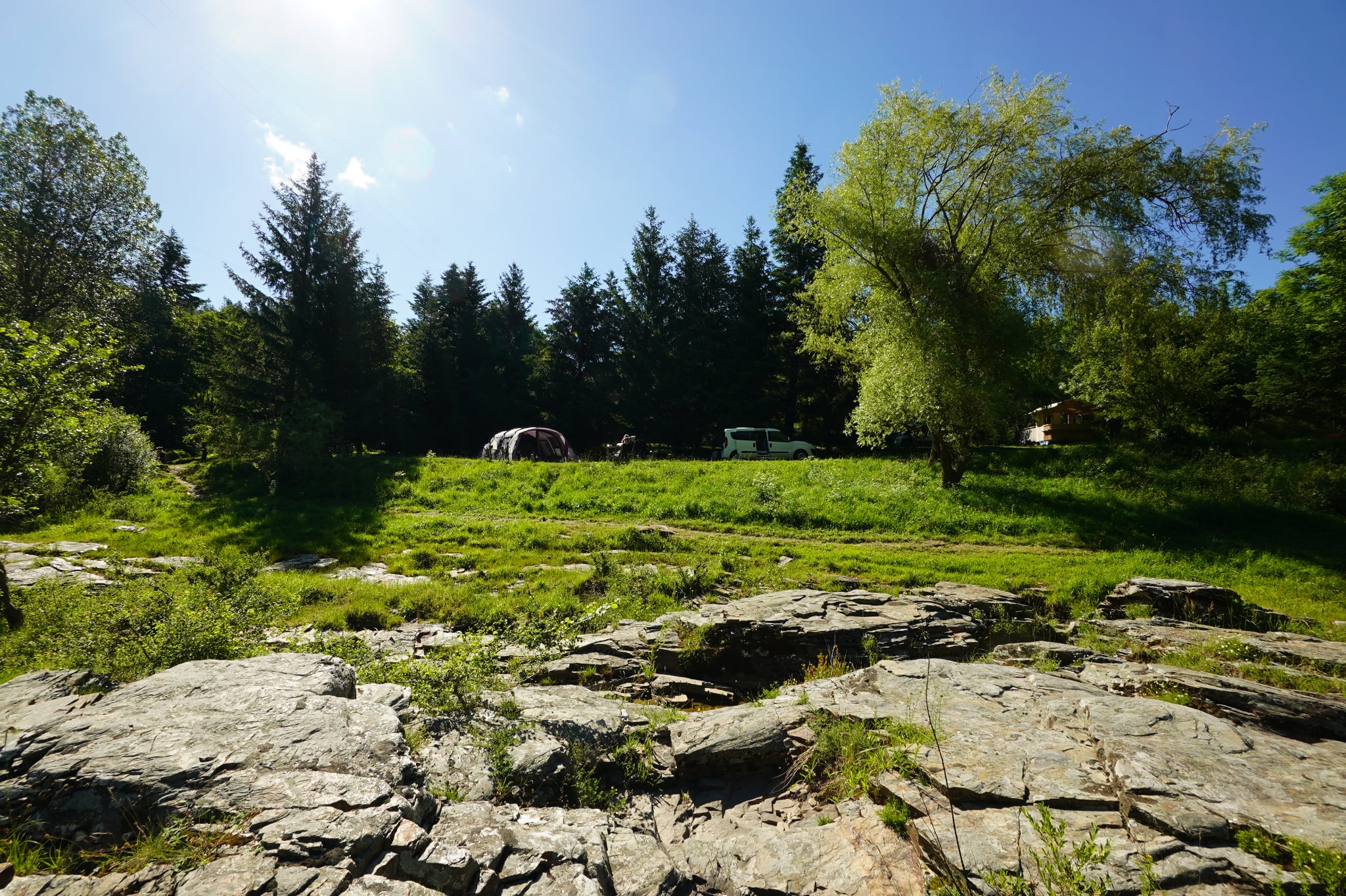 Découvrez cette aire naturelle de camping possédant 30 emplacements, nichée au cœur d'un environnement paisible et ombragé.

 Sa situation exceptionnelle en bordure de rivière dans les Gorges du Tarn, en fait un lieu très apprécié des visiteurs, notamment pour l'accès direct à la plage naturelle et la rivière.

La propriété possède également 5 logements "insolites" :

Tente "trigano" pour 4 à 5 personnes.
Tente "lodge" pour 4 personnes.
Tente perchée pour 2 personnes.
Tente "Safari" pour 5 personnes.
"Un dôme"  pour 2 personnes.

Mais aussi 2 gîtes et 5 chambres d'hôtes, permettant ainsi l'accueil de petit groupe, et une ouverture pendant la saison hivernale :

Gîtes : l'un d'une capacité de 15 personnes (200 m² env.) (celui-ci peut être utilisé en tant que maison personnelle) et l'autre pour 4 à 6 personnes (50 m² env.). 

Chambres d'hôtes : 5 chambres d'hôtes indépendantes avec terrasse privative (1 x 4 pers ; 1 x 3 pers et 3 x 2 pers) avec leur salle d'eau et WC).

En ce qui concerne les infrastructures d'accueil, le camping dispose d'une grande salle de restaurant de 100m² donnant sur une terrasse extérieure avec coin bar et barbecue.

L'offre de restauration peut être développée grâce à une cuisine professionnelle entièrement équipée. Il y a également un bar dans la salle de restauration, avec une licence IV permettant la vente de boissons alcoolisées.

- 2 logements à réhabiliter de 35 m² et 25 m².

N'hésitez pas à nous envoyer un mail si vous êtes intéressés et souhaitez d'autres informations.