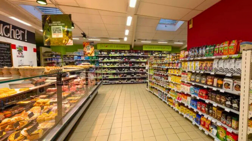 Située en plein cœur de Lanmeur, sur un axe routier important, cette supérette actuellement exploitée sous l'enseigne Proxi, bénéficie d’un emplacement commercial attractif, à proximité immédiate de nombreux commerces (boulangerie-pâtisserie, boucherie-traiteur, conserverie, boutique de chaussures & maroquinerie, bar-tabac, crêperie, coiffeur....) et des services (banques, agence postale, mairie, écoles,pôle médical), générant un flux régulier de clientèle locale et de passage.

Idéale pour un couple de repreneurs motivés, cette supérette offre de réelles perspectives de progression et présente une forte notoriété sur les rayons à services localement :

Boucherie à la coupe de qualité ;
Charcuterie & fromagerie à la coupe (services de commandes de plateaux en place) ;
Plats traiteurs artisanaux (disponibles à la vente en magasin et à la livraison/portage des repas traiteur à domicile). Repas traiteurs extérieurs.
Le local commercial, entièrement aménagé et accessible aux PMR, comporte :

Une surface de vente de 200m², avec portes automatiques et caméra de vidéosurveillance ;
Une réserve de 40m² et une autre réserve à l'étage de 40m2 (avec sanitaires et point d'eau), répartie entre surface de stockage et bureau.
Fonds de commerce : 130 000€ + stocks (estimés à environ 40 000€).
Murs commerciaux disponibles à la vente (170 000€) ou à la location