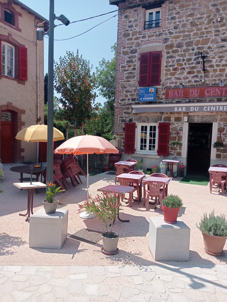 En plein centre ville, maison de village 118m2 environ avec terrain, cuisine 10m2, wc, salle d'eau, 3 pièces à l'étage, le tout sur cave donnant sur jardin, agrandissement possible sur celui-ci, rénovations à prévoir.
Le rez de chaussée devra conserver une activité commerciale.
Prévoir 10000€ de plus pour la licence IV et le fond de commerce