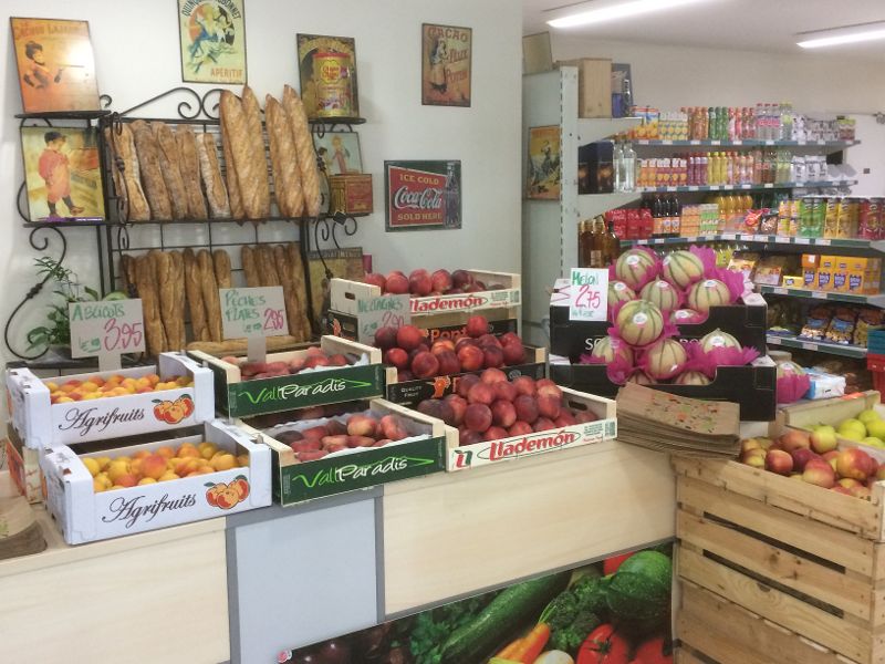 Magasin Alimentation générale, Fruits et légumes, Tabac, presse régionale et Française des jeux. 
Dépôt de gaz.
Pas de contrat de franchise, totalement indépendant.
Superficie de vente de 100 m + bureau + toilettes + local cuisson.
Commerce implanté en Sud Gironde dans un village de 1000 habitants situé entre la forêt des landes de Gascogne et le vignoble des Graves . 
Écoles maternelle et primaire, crèche , collège et lycée privé.
Salon de coiffure, bar restaurant.
Village situé à 45 minutes de Bordeaux et 1h 15 de l'Océan et du Bassin d'Arcachon.
Logement attenant au commerce avec 3 chambres, cuisine , salon et salle à manger. Terrain clos.
Les murs appartiennent à la Mairie, bail commercial 3/6/9.
Loyer logement 250€ , loyer commerce 490 € TTC (409 € HT).
