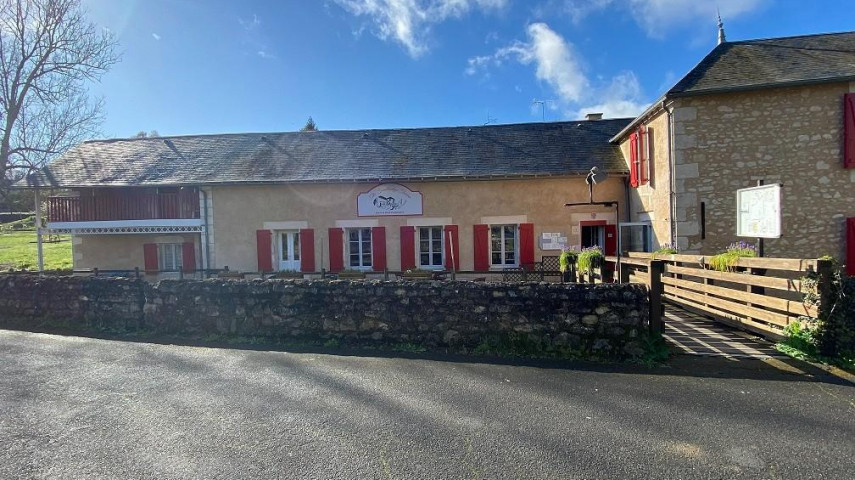 La commune de Valdivienne, 2 800 habitants, est située à 30 minutes de Poitiers et Montmorillon, 15 minutes de Chauvigny  et moins de 10 minutes du CNPE de Civaux. Le café-restaurant se situe dans le village de Morthemer, traversé par la Dive qui alimente un étang à proximité du restaurant. Ce village remarquable abrite un château et une collégiale qui dominent le restaurant. Un parcours Terra Aventura sillonne le village.

La commune recherche un porteur de projet pour valoriser, développer et dynamiser l'activité. Le porteur de projet devra justifier d'expérience dans la restauration.

Le café-restaurant comprend une salle bar-restaurant de 54 m² équipée (mobilier, vaisselle, caisse enregistreuse, lave-verres, percolateur) et une salle supplémentaire de 25 m².  La cuisine est équipée (matériel de préparation, de cuisine, de plonge), une terrasse de 30 m². Une maison de 77 m² sur deux niveaux est attenante au commerce. Au rez-de-chaussée, une pièce à vivre et une cuisine ouverte. A l'étage, 2 chambres plus un bureau ou une chambre d'enfant. 

Les différents types de clients potentiels incluent les habitants locaux, les pêcheurs, les familles et les touristes attirés par l'étang et le charme du village. En outre, il est envisageable de cibler un autre segment tel que les employés des entreprises environnantes, notamment ceux du CNPE Civaux, ainsi que les artisans et les travailleurs de passage.

Le loyer pour le restaurant est de 675 € HT par mois et de 350 € HT pour l'habitation.