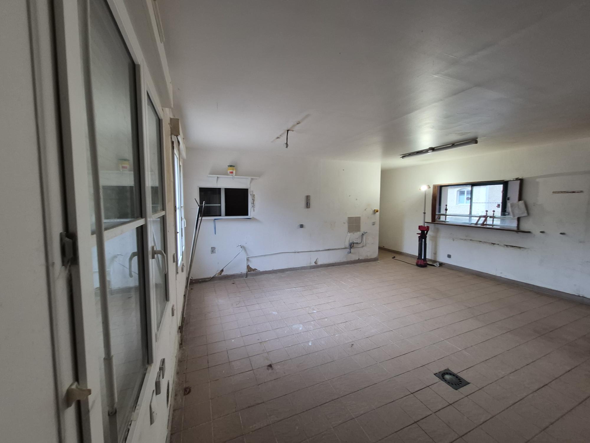 À louer – Local commercial de 131 m² – Champfleur (72610)

La commune de Champfleur propose à la location un local commercial de 131 m², idéalement situé à proximité immédiate du centre-bourg et mitoyen d'un salon de coiffure, offrant une bonne visibilité et un environnement commercial déjà établi.

Anciennement exploité en boulangerie-pâtisserie, ce local est parfaitement adapté à cette activité grâce à ses aménagements existants, mais il peut également convenir à de nombreux autres projets commerciaux, artisanaux ou de services, sous réserve de leur compatibilité avec les lieux.
Le bien dispose également d'un espace extérieur privatif clos d'environ 150 m².

Loyer : 530 € HT par mois.

Situé au cœur d'un bassin de vie d'environ 4 000 habitants, ce local représente une belle opportunité pour développer une activité de proximité.

Pour tout renseignement complémentaire ou pour organiser une visite, merci de contacter la Mairie de Champfleur.