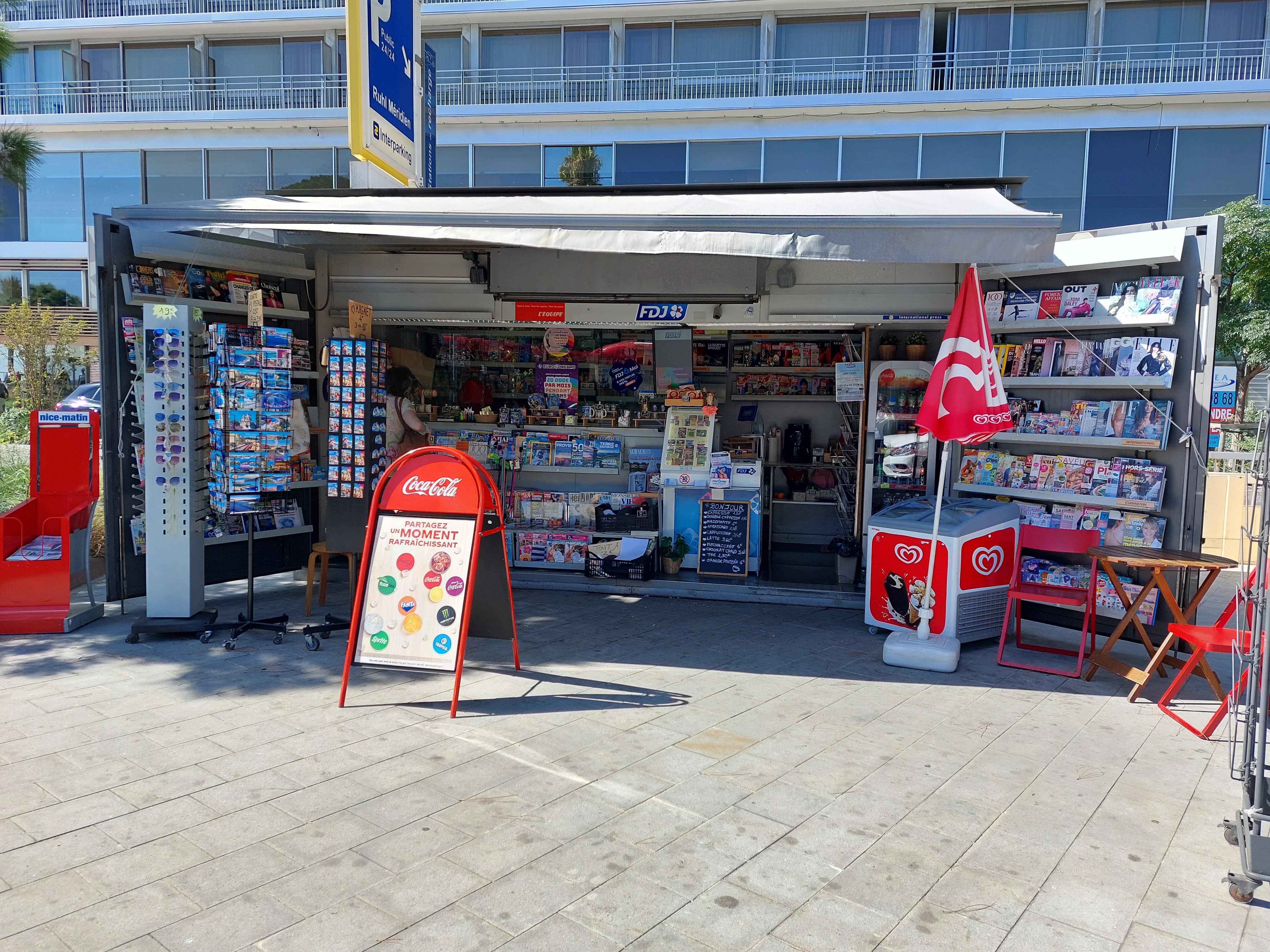 Situé en plein centre de NICE face à la Promenade des Anglais, ce joli kiosque attend son gérant (e). 
Travailleur indépendant (inscrit au RCS sous la forme de SAS, SASU, SARL, EURL, EI, micro-entreprise…), vous gérerez le kiosque de presse, avec les jeux, souvenirs, cartes postales, boissons à emporter, lunettes de soleil et sourire :)

Devant la station de taxi, face au McDonald et Hôtel Méridien, une ouverture quotidienne vous permettra de capter les touristes mais aussi les niçois. 
Idéalement placé lors des évènements sportifs et culturels (Carnaval, marathon,...), le kiosque vous permet également de contribuer à l'activité de la ville. 

Afin de commencer correctement votre activité, nous conseillons d'avoir un fond de roulement/trésorerie d’environ 5000€ à 10 000€.
Le dépôt de presse la SEC (l’entreprise qui vous livre la presse basée à Monaco) vous expliquera plus en détails le fonctionnement et la formation.
Un dossier est à réaliser pour la vente des jeux de la FDJ. Prévoyez minimum 2 mois avant une ouverture (avec les jeux).
Votre salaire proviendra des commissions de ces activités, à savoir :

Presse nationale (23%) et régionale (14%)
Les jeux de la Française des jeux (FDJ) : jeux de grattage, tirage, paris sportif (5%) ou PMU.
La petite confiserie, bimbeloterie, librairie, souvenirs, les cartes postales, les boissons à emporter.

Les charges sont le loyer mensuel, la caution pour le kiosque (caution restituée à la fin sauf anomalies constatées.
Un routeur 4G ou box internet
Caisse informatisée avec logiciel spécifique intégré de presse entre 80 et 120€/mois
Assurance
La durée est indéterminée.
Les horaires : Vous vous adapterez au besoin de votre clientèle.
L'idéal d'ouverture est de 7h/7h30 à 18h selon la saison.
Ouvert toute l'année.

Je vous rencontrerai avec plaisir pour vous présenter l'activité et le lieu.