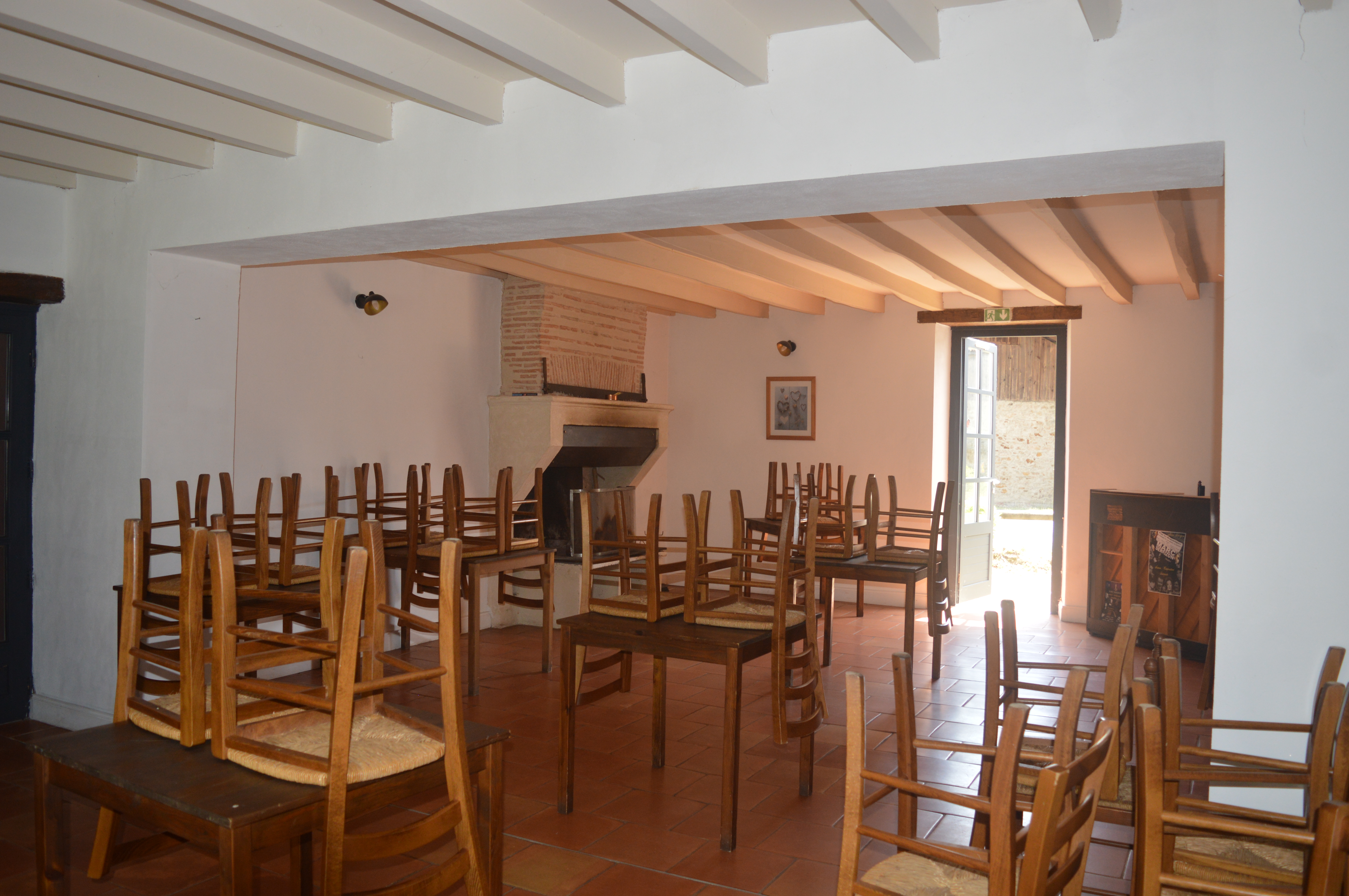 Restaurant communal et chambres d'hôtes, situé dans le Parc Naturel Régional des Landes de Gascogne.
En location, la Mairie est propriétaire des murs, meubles, matériels, de la licence 4.
Etablissement situé en centre bourg, entouré d'un airial ombragé avec jeux pour enfants.
Composé de 3 chambres d'hôtes, une salle de restauration, un bar, une cuisine professionnelle, et un appartement au 1er étage.
Seul commerce de la commune.
Loyer total des locaux professionnel + appartement : 1550 euros TTC /mois