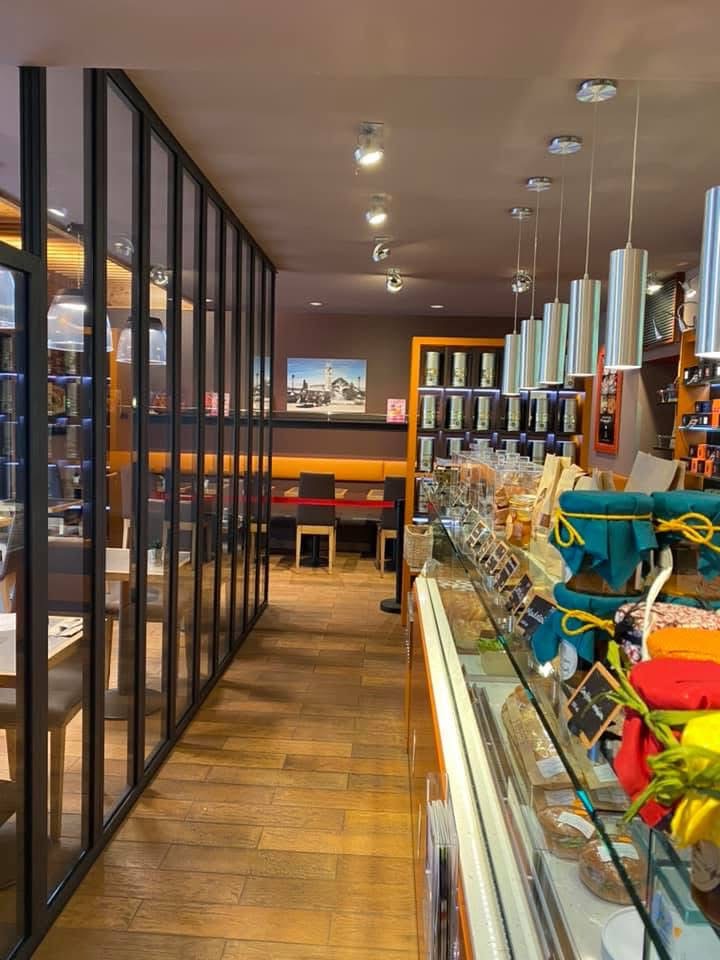 LIMOGES, vend pâtisserie chocolaterie traiteur restaurant des desserts. Cette entreprise située dans une zone résidentielle limitrophe d'un centre clinical et d'une zone industrielle, bénéficie d'un axe rentrant et facile d'accès. Composée d'une surface de vente de 70m² et d'une petite terrasse, l'ensemble des locaux et du matériel sont de qualité et entretenus avec soin.

Créée en 1974, cette entreprise a su prospérer et conquérir, par la qualité de ses produits et services, une clientèle de particuliers de Limoges et sa périphérie. Une équipe de jeunes professionnels, 10 salariés et 4 apprentis, témoigne du dynamisme et des capacités d'adaptation et de développement de cette entreprise. Ouvert du mardi au samedi
Repos dimanche et lundi 
6 semaines de congés annuels.

CA HT 2024 - 1  120 599 € 
tout magasin 
EBE 2024 - 204 707 €
Vente des murs possible