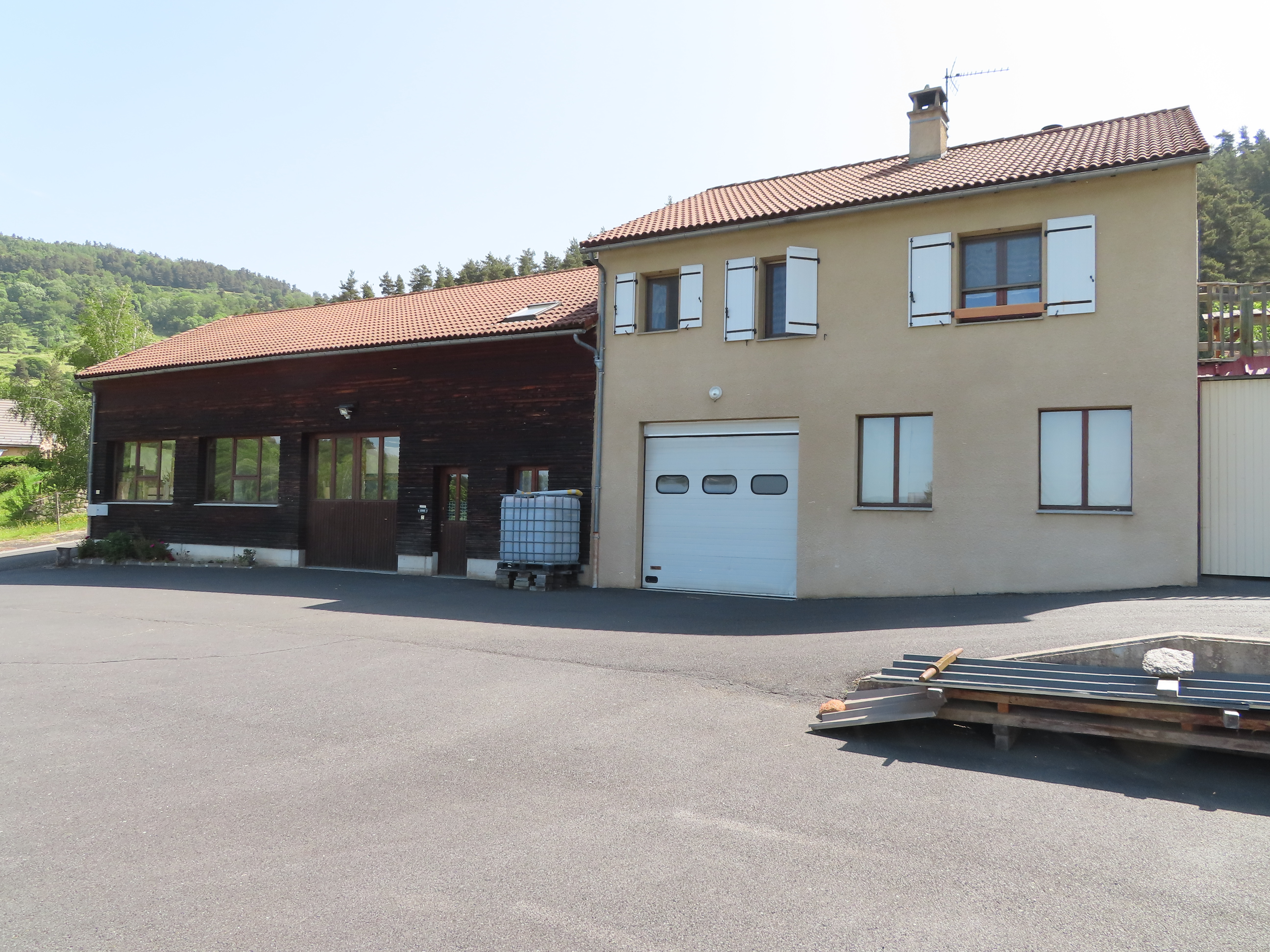 Local artisanal de menuiserie avec habitation