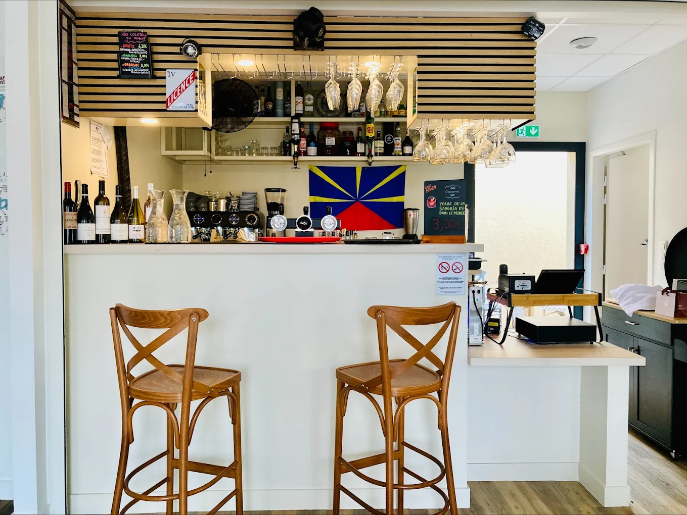 La commune
Larra est une commune rurale du nord de la Haute-Garonne, en région Occitanie. Elle fait partie de l’arrondissement de Toulouse et de l’intercommunalité des Hauts Tolosans. La commune compte environ 2 250 habitants, appelés les Larrassiens et Larrassiennes.  
Proche de Grenade, la commune est attractive grâce à son cadre de vie paisible au cœur de la campagne, tout en restant à proximité de Toulouse. Sa population a beaucoup augmenté depuis les années 1960, profitant de l’essor de la périphérie toulousaine. 
Le projet du café restaurant multiservices de Larra est né d’une volonté de la mairie de redynamiser la vie locale et d’ouvrir un lieu pour permettre et assurer une cohésion sociale. Les heures d’ouverture doivent permettre aux Larrassiens d’accéder à la maison pour tous (qui est mitoyenne du café, il faut nécessairement rentrer dans le café pour y accéder), sans être obligatoirement un consommateur du café.  
Cette commune bénéficie d'un tissu associatif dynamique qui compte 24 associations, et de nombreux événements sont donc organisés par celles-ci sur la commune. 
Larra abrite actuellement 3 commerces : une épicerie, une boulangerie et une coiffeuse. L'école compte quant à elle 300 élèves. 
L'établissement dispose d'une salle de restauration spacieuse pouvant accueillir 50 couverts, et d'un espace extérieur (15 personnes) 

Activités déployées : bar, restaurant, animations, petite épicerie (produits locaux), journaux.

Le local
● Entièrement aménagé, pratiquement neuf​.
●Cuisine équipée (équipement, matériel, ustensiles…).
●Bar, salle, terrasse, cuisine, espace de stockage et stationnement à proximité​.
●Salle de restauration d'une capacité de 50 couverts et une terrasse d'une capacité de 15 couverts.​
●Surfaces : café 67,97m2, terrasse 59,17 m2, comptoir bar 8,93 m2, stockage cuisine 6,27 m2, cuisine avec rangement 16,58 m2​.
●  Local attenant avec la "maison pour tous" (salle des associations).

Contrat proposé
● Bail 3.6.9 avec la mairie​, avec mise à disposition gratuite de la licence IV​.
●Loyer 500€, soumis à révision.

Aspects financiers 
● Apport financier pour stock produits et trésorerie initiale à prévoir : minimum 10K.​
●Rachat matériel : 20 000 euros immobilisations, 2000 euros de petit matériel, 2000 euros de stock.
●Valorisation d'une subvention de la Région Occitanie : 10000€.

Profil de gérant.e recherché.e 
● Vous possédez des vraies qualités de commerçant et une vive volonté d’entreprendre. ​
● Vous souhaitez vous engager en faveur de la ruralité et en comprenez les enjeux. ​
● Vous justifiez d’une expérience significative dans le secteur de la restauration et possédez une première expérience en tant que responsable de restaurant.​
● Vous avez des bases solides en gestion et faites preuve de rigueur et d’organisation​.
● Vous savez collaborer avec les parties prenantes d'un village : la salle communique avec la maison des associations (porte d'entrée commune), des partenariats sont attendus.​
● Horaires étendus et mercredi fermé.​
● Disponibilité rapide souhaitée.