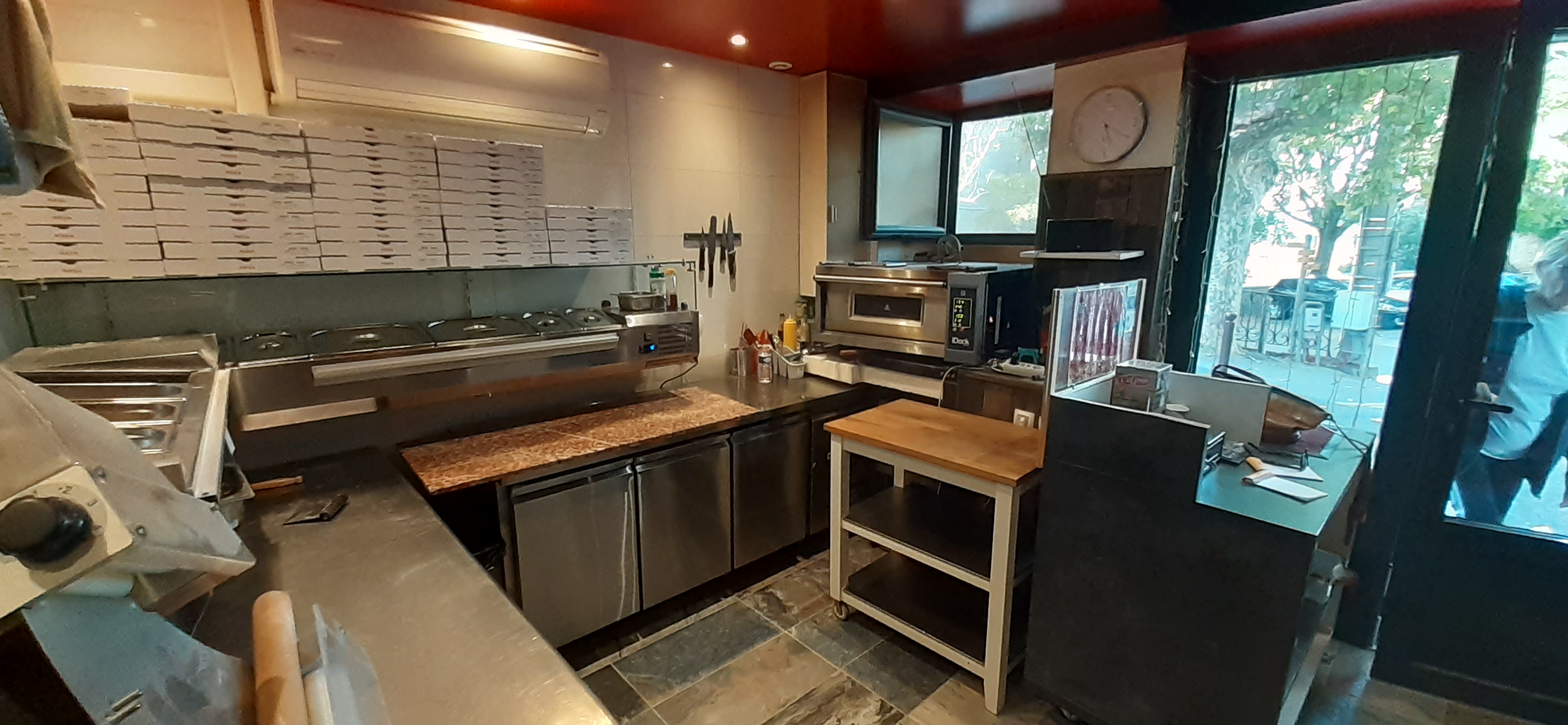 Fonds de commerce pizzeria tout équipé, 

Tout le matériel à disposition pour le snacking, 

Locaux 20m2 et petite terrasse non exploitée, 

Petit loyer 250 € mensuel bail 3/6/9
bilans comptable

Contact uniquement par mail.