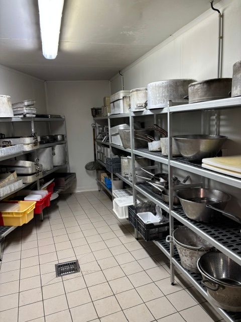 charcuterie traiteur en plein centre ville vente pour départ a la retraite gros potentiel de développement en boucherie et traiteur extérieur . très bon EBE 
magasin 70 mètres carrés laboratoire climatisé de plis de 300 mètres carrés
moteur et porte entrée automatique neuf changés l'année dernière 
Appartement au dessus du magasin a rénover 6 chambres compris dans le loyer 
possibilité d'acheter les murs aussi