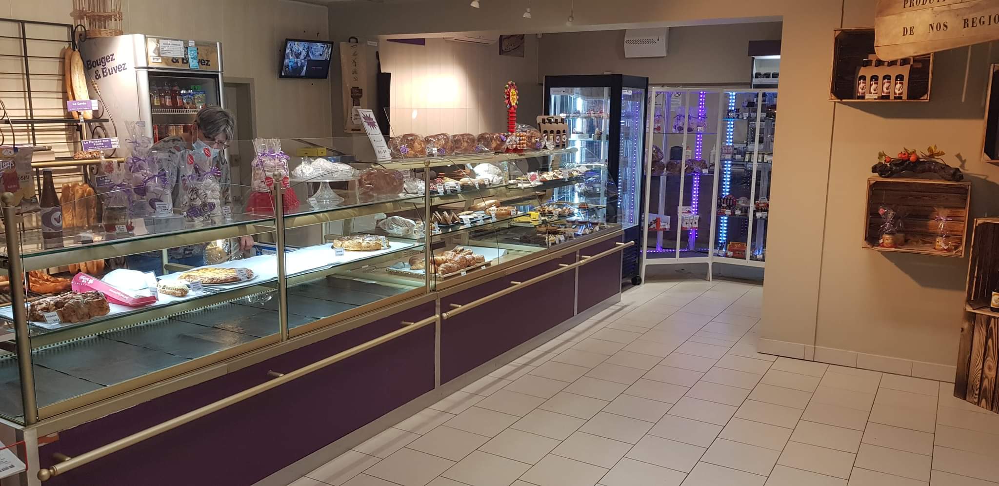 A vendre boulangerie pâtisserie snacking, licence IV, et possibilité de faire tabac.
FERMETURE SAMEDI ET DIMANCHE. Ouverture du lundi au vendredi 7H00 19H00. 6 semaines de congés annuel.
1 vendeuse temps plein. 1 pâtissière 38h50.
FOUR AU FIOUL très bien entretenu, COMPTEUR BLEU et travail avec le passage et les usines aux alentours Axe routier national 10. Grand parking.
Contrôle Véritas février 2025 vierge. 
Bail jusqu’en septembre 2027.
Loyer 1804,50 + charge env. 100 €
19 quintaux.
Chiffre d’affaires 300 645 Euros.     Prix de vente 170 000 €.
Possibilité d’acheter les murs via les propriétaires.
Très bonne affaire avec plein de possibilités, beaucoup de potentiel et de développement possible. Belle salle de snacking pouvant accueillir 18 personnes + terrasse d’environ 20 personnes.
Grande surface de vente, machine à café, vente de produits artisanaux et local, vente de produits de première nécessité qui peut être développée.
Vente du journal de la région mais la presse peut être développée également.
Labo pâtisserie et snacking, 1 fournil, vestiaires homme et femme avec WC. La disposition est faite en sorte que la marche en avant soit respectée. Tous les compresseurs froids ont moins de 4 ans sauf vitrine snack et une chambre de fermentation. Les cuves à fioul sont aux normes avec une réserve toute utilité.
Pour plus d’informations et de photos n’hésitez pas à nous contacter.
Labo pâtisserie :
Congélateur surgélateur Bongard 4 portes de 2020.
Chambre froide d’environ 6m2 groupe 3 ans.
Tour réfrigéré 4 portes groupe 4 ans.
Four ventilé 4 plaques Panimatic.
Étuve Panimatic 12 plaques.
Batteur Dito Sama BM20.
Lave main à cellule.
Congélateur bahut.
2 fenêtres vue sur la vallée avec un exceptionnel lever de soleil.
Chauffe-eau neuf 2023
Fournil :
Pétrin Phebus de 40 litres de pétrissage axe oblique.
Diviseuse JAC rectangulaire 20 pâtons.
Façonneuse Bongard.
Repose pâtons JAC BM230.
2 chambres de fermentation contrôlée Panimatic.
Plan de travail bois avec laminoir Panirecord.
Four Bongard Cervap à fioul avec système de buée refait avec adoucisseur il y a 2 ans.
Sol en très bon état.
Lave main à genoux.
Armoire réfrigérée Panimatic 1 porte.
Porte vitrée sur l’extérieur et 2 lucarnes.
Couloir :
3 congélateurs portes.
Petite réserve ou possibilité d’en faire une douche (déjà installée).
Vestiaire homme avec toilettes
Vestiaire femme avec toilettes
Boutique :
Vitrine négative de vente : 2 ans.
Double vitrine positive : 2 ans.
Vitrine à boisson.
Vitrine pâtisserie 1m30 groupe 3 ans.
Vitrine viennoiseries 1m30.
Vitrine snacking 2m10.
Caisse Strator obligatoire car tabac mais multifonction (contrat en cours).
Très beau rayon à pain en fer forgé.
Microns ondes.
2 climatiseurs réversibles et entretenus.
Point d’eau avec évier.
Trancheuse à pain (lames 1 an).
Un beau meuble vitrine pour les produits locaux.
2 meubles vitrines avec led.
Machine à café libre-service (café grain) sans contrat appartenant à la boulangerie.
À l’entrée bar qui peut être développé.
Une réserve arrière-boutique pour tabac, boisson, emballage…. Qui descend sur un grand garage (personnel) avec un ancien caisson actif pour stockage sec et celui-ci dessert une pièce pour le stockage de 2 grands congélateurs bahuts pour la boulangerie, et une grande pièce pour le stockage de la boutique (matériel éphémère …)
Porte d’entrée et de sortie vitrées et 3 ouvertures de murs vitrées.
Très belle luminosité.
Salle de snack :
Capacité 18 places.
Grande baie vitrée double porte sur terrasse donnant sur la nationale. 
Côté personnel (environ 110m2) :
Belle habitation qui est attenante à la boulangerie mais avec entrée personnelle séparée et distincte.
La liaison entre le perso et le pro se fait par une pièce d’eau et WC (actuellement privé) qui peuvent être attribué aux clients se qui étaient le cas auparavant.
3 chambres.
1 SDB baignoire avec WC et velux.
La cuisine et salle à manger est en contrebas du salon et donne directement sur une terrasse d’environ 40m2 sans vis à vis avec vue dégagée.
Une pièce attenante à la cuisine qui sert actuellement de pièce pour SPA, avec accès sur le jardin.
Pièce chaufferie avec chauffage fioul entretenu et cave.
Le tout sur terrain d’environ 4000m2 reparti entre parking, jardin (env. 500m2) et clôturé et terrain attenant.
Système d’épuration en fosse septique accessible et entretenue.
Grand portail qui permet de rentrer les véhicules dans le jardin.
Ensemble très propre avec peinture à prévoir dans 2 chambres et le couloir. Les autres pièces ont été refaite par nos soins.
Grenier non isolé sur toute la longueur du bâtiment.