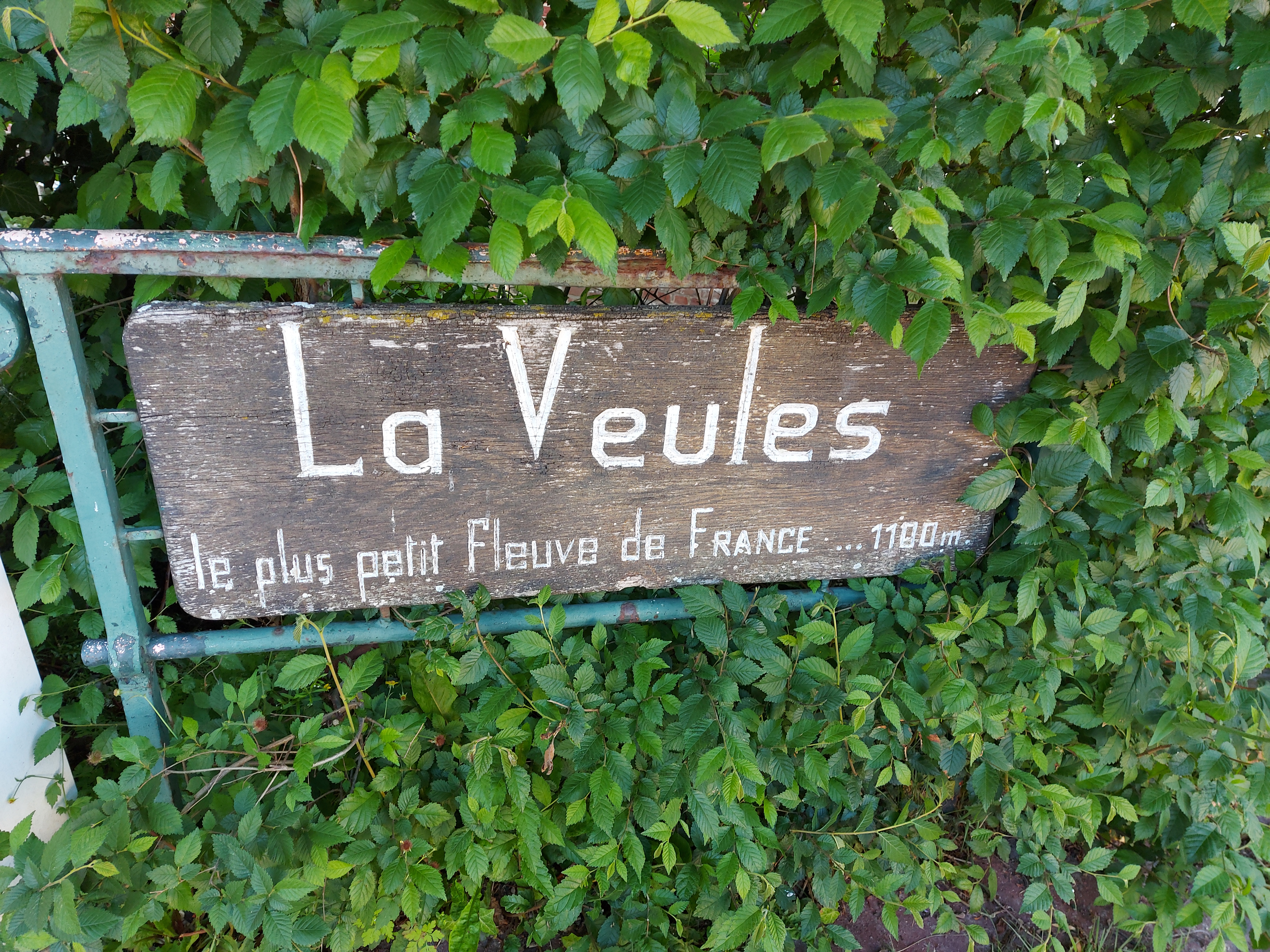Cause déménagement/transfert d'activité, à céder droit au bail d'un local commercial de 77 m2 avec réserve et une pièce de 37 m2 à l'étage.
Parking privé, terrasse, accessible pmr. 
Sur axe passant, se situant à proximité de  2 parkings publics pour accéder au circuit de découverte du plus petit fleuve de France.
Activités possibles : Petite restauration sur place ou à emporter, Vente de produits alimentaires et non alimentaires.
(Actuellement exploité en boutique produits régionaux, épicerie fine, cadeaux, souvenirs)
Loyer mensuel ttc: 840 euros (700 euros ht)
Dépôt de garantie: 1600 euros
Taxe foncière: 840 euros ttc