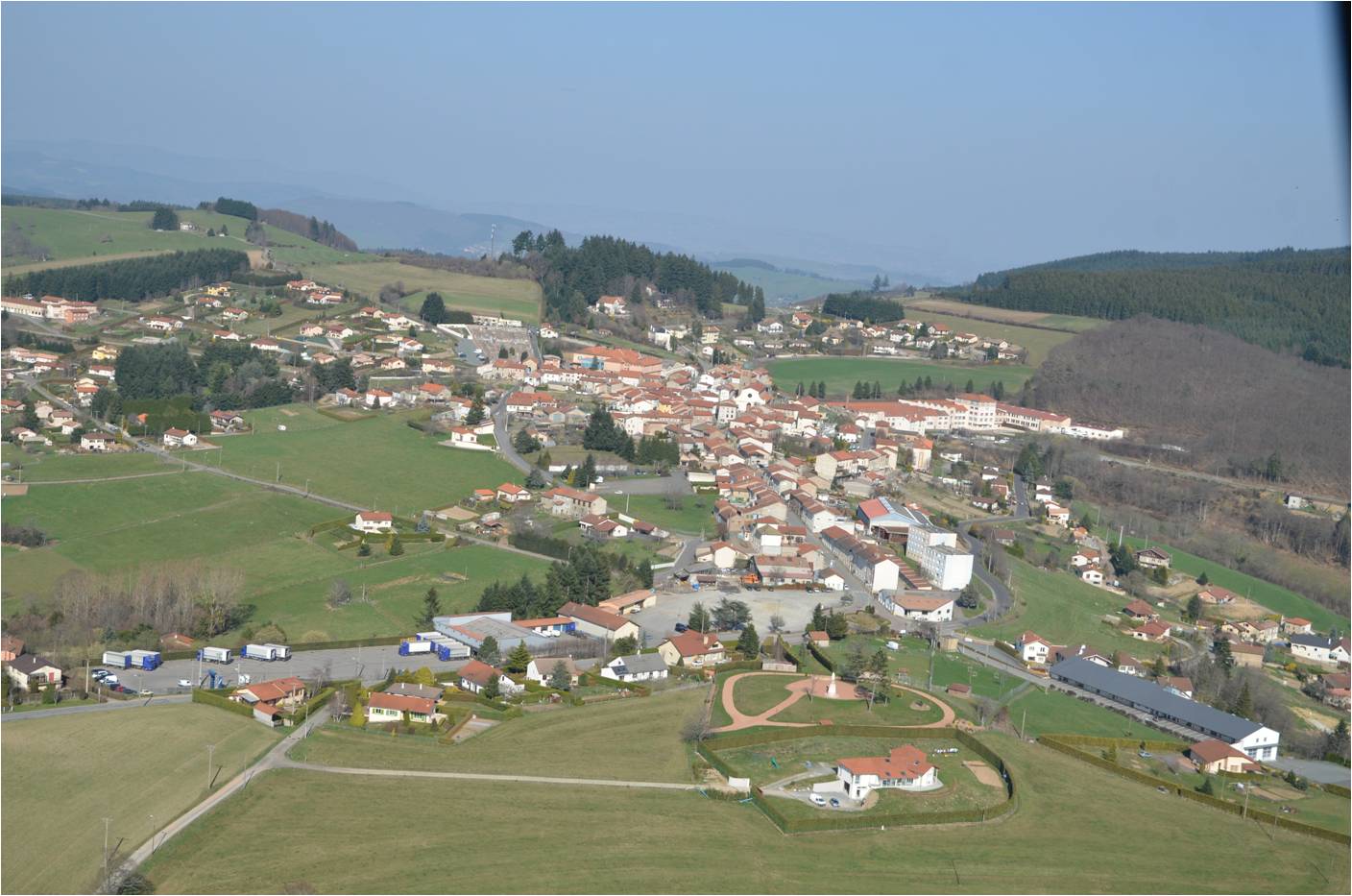 PRESENTATION DE LA COMMUNE :
Située à 10 km du péage de Tarare (A89), Violay est labellisée « station verte » et « village sport nature ». 1.300 habitants et 550 emplois sur la commune avec 4 entreprises et de nombreux commerces et artisans, Violay connait un dynamisme croissant avec le développement de ses activités plein air / pleine nature (station trails, parc aventure, VTT descente, Aire décollage parapente, parcours sportifs, etc..). Située sur le GR7 et labellisée Station trail en 2024, elle offre un potentiel de randonneurs intéressant. Pas moins de 30.000 visiteurs par an à la Tour Matagrin, située au point culminant des Monts du Lyonnais (1004 mètres d’altitude), permettent une activité touristique indispensable pour les nombreux commerces (pharmacie, maison médicale, deux banques, boulangerie, multi-service VIVAL, bar, fleuriste, marchand de chaussures, etc…)
Sa situation géographique idéale entre Loire et Rhône, ainsi que sa proximité avec Lyon (30 mn) en fait une destination privilégiée des Rhodaniens et également des habitants et des entreprises ligériennes (45 mn de St Etienne et 30 mn de Roanne). 
POURQUOI UN HOTEL ?
L’étude d’hébergement réalisée par le département de la Loire a mis en évidence le déficit d’hébergement sur notre secteur. 
La commune possède l’Espace Violay 1004 de 750 m², divisée en 3 volumes, idéale pour l’organisation de séminaires d’entreprises avec activités sport nature, ou de mariages. Il ne manque que l’hébergement. Un terrain communal de 2.500 m² est aujourd’hui disponible pour la construction d’un hôtel.
L’objectif de la commune est donc de trouver un propriétaire / exploitant pour la construction et la gestion d’un hôtel d’une trentaine de chambres, avec salle de restauration et petit centre bien-être. 
L’hôtel pourrait ainsi fonctionner avec l’Espace Violay 1004 pour l’organisation de séminaires ou de mariages. D’autre part, de nombreuses entreprises sont présentes sur le secteur et ont besoin de loger leurs clients, certains prestigieux comme CHANEL, HERMES, etc… A ces diverses clientèles, s’ajoute une clientèle de passage (visiteurs, randonneurs, trailers, etc…)
FINANCEMENT
La société d’économie mixte NOVIM a pour vocation l’aménagement du territoire et permet le financement des travaux de construction, grâce à l’intervention du Département de la Loire et de la Caisse des Dépôts. Le gérant deviendra propriétaire en participant au financement en s’acquittant d’un loyer annuel à déterminer avec NOVIM. 
Ce montage permet de mettre en place des projets structurants pour le territoire pour conforter son dynamisme et son développement, notamment touristique.
CONTACT : Pour tout renseignement, merci de contacter Mme le Maire au 0673580657 ou la mairie au 0474639092 ou par mail : maire.violay@orange.fr ou mairie@violay.fr 
www.violay1004.fr