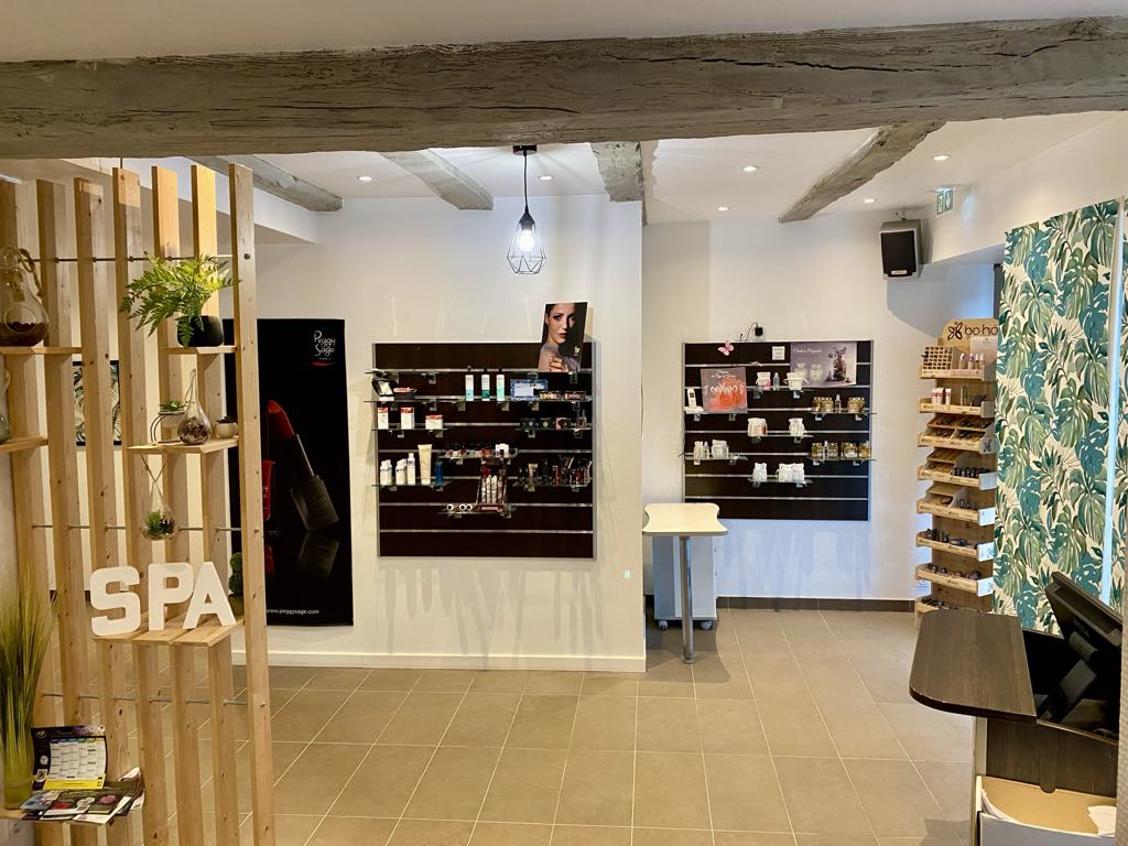 Après 18 ans d'activité sur une commune dynamique du Morbihan , je souhaite trouver la perle rare pour reprendre mon activité, local agréable refait a neuf en 2019, bien entretenu, entièrement équipé, prêt à exploiter immédiatement , je ne souhaite pas vendre mais donner symboliquement mon fond de commerce à la personne qui achetera mon bâtiment car je vend les murs , un très beau bâtiment avec partie logement de 150 m2 et local commercial de 90 m2. situé en plein centre avec un petit jardin , un grand garage, me contacter pour plus d'informations