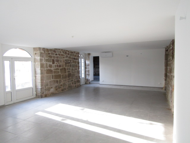 La commune de Brignac la Plaine propose à la location un bâtiment commercial de type restaurant de 150 m² situé dans le bourg. Ce bâtiment est composé de deux salles de restauration, une de 55 m² et une deuxième de 30 m² avec cheminée. La cuisine sera à équiper, la réserve est située à proximité. Le bâtiment est aux normes électriques et accessibilité, il a été entièrement rénové en 2022. Le local possède une terrasse extérieure et un parking pouvant accueillir une quinzaine de véhicules.
Accès aux personnes à mobilité réduite.
La commune ne possède pas de licence IV à ce jour.
Un logement est disponible au dessus du restaurant.
Loyer mensuel : 500 €
Commerces de proximité : 
Boulangerie/Pâtisserie, épicerie en cours de création, garagiste, agence postale, une école et de nombreux artisans.
Les atouts géographiques de la commune : 
Brignac la Plaine fait partie de l'agglomération de Brive. Sa situation géographique au carrefour autoroutier A89 et A20 en fait un véritable atout.
De part sa position géographique, la population de la commune ne cesse de s'accroître.
Elle est située à proximité de villes touristiques : Terrasson, Brive la Gaillarde, Saint Robert, Ayen et Objat.