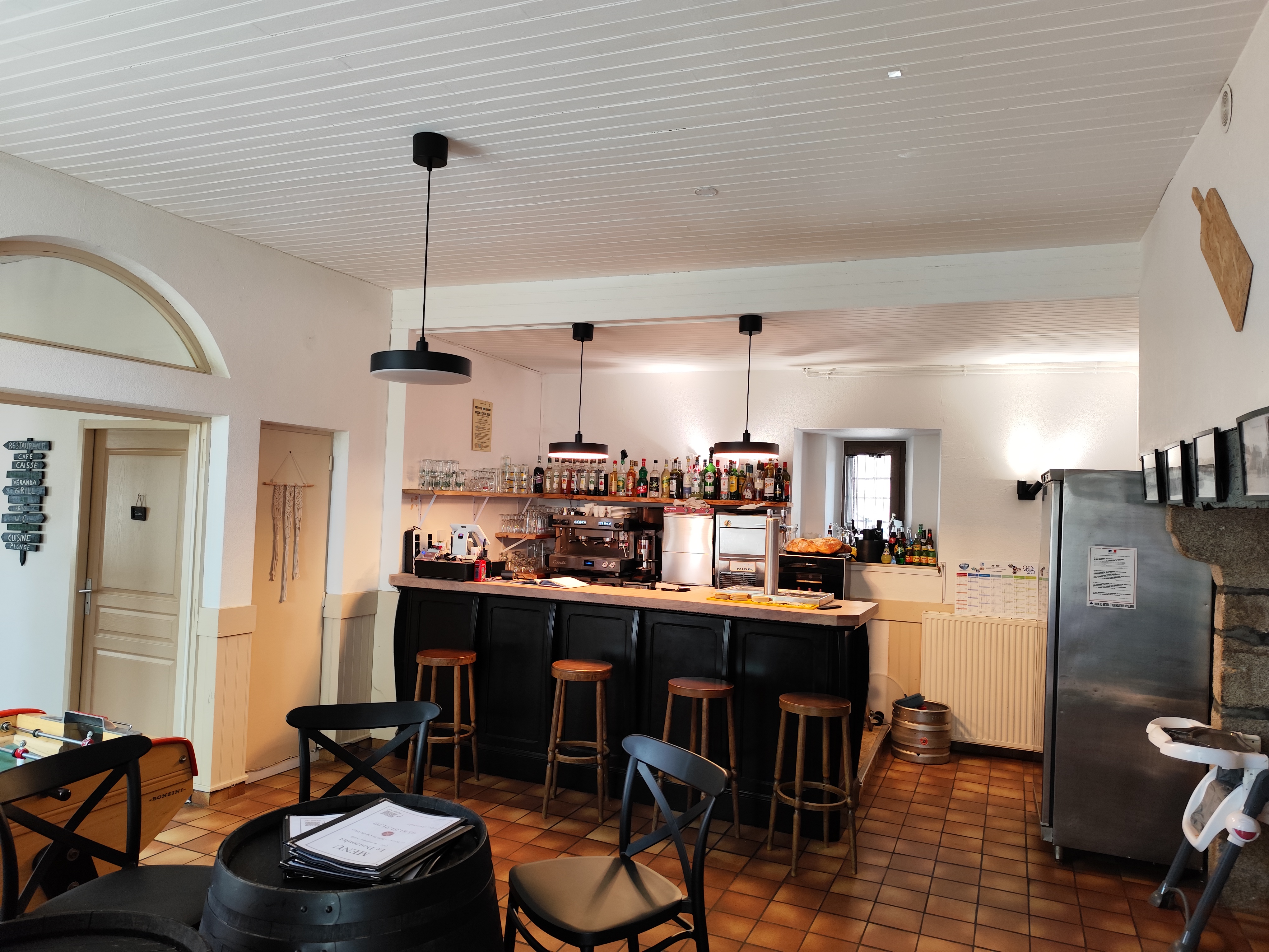 Vend  fond de commerce d'un bar restaurant dans un village typique de l'Aveyron.
Ancien presbytère, cet établissement plein de charme, rafraîchit en 2024 situé dans une commune dans l'axe entre Rieupeyroux et Villefranche de Rouergue.

Cet établissement a une capacité d'accueil de 70 couverts a l'intérieur, ainsi qu'une véranda, plus une terrasse a l'avant et un jardin pourvant accueillir une trentaine de couverts.
Parking gratuit en face.

Il se compose d'une véranda, d'un espace bar, d'un hall d'entrée qui dessert un WC au norme PMR et une grande salle de réception.
Une cuisine équipée, un espace plonge et une réserve complètent ce bien .
Licence IV.

Pour plus d'informations, n'hésitez pas a nous contacter par téléphone 
Aux horaires suivantes : du mardi au samedi de 8h30 à 14h et de 17h30 a 20h.
