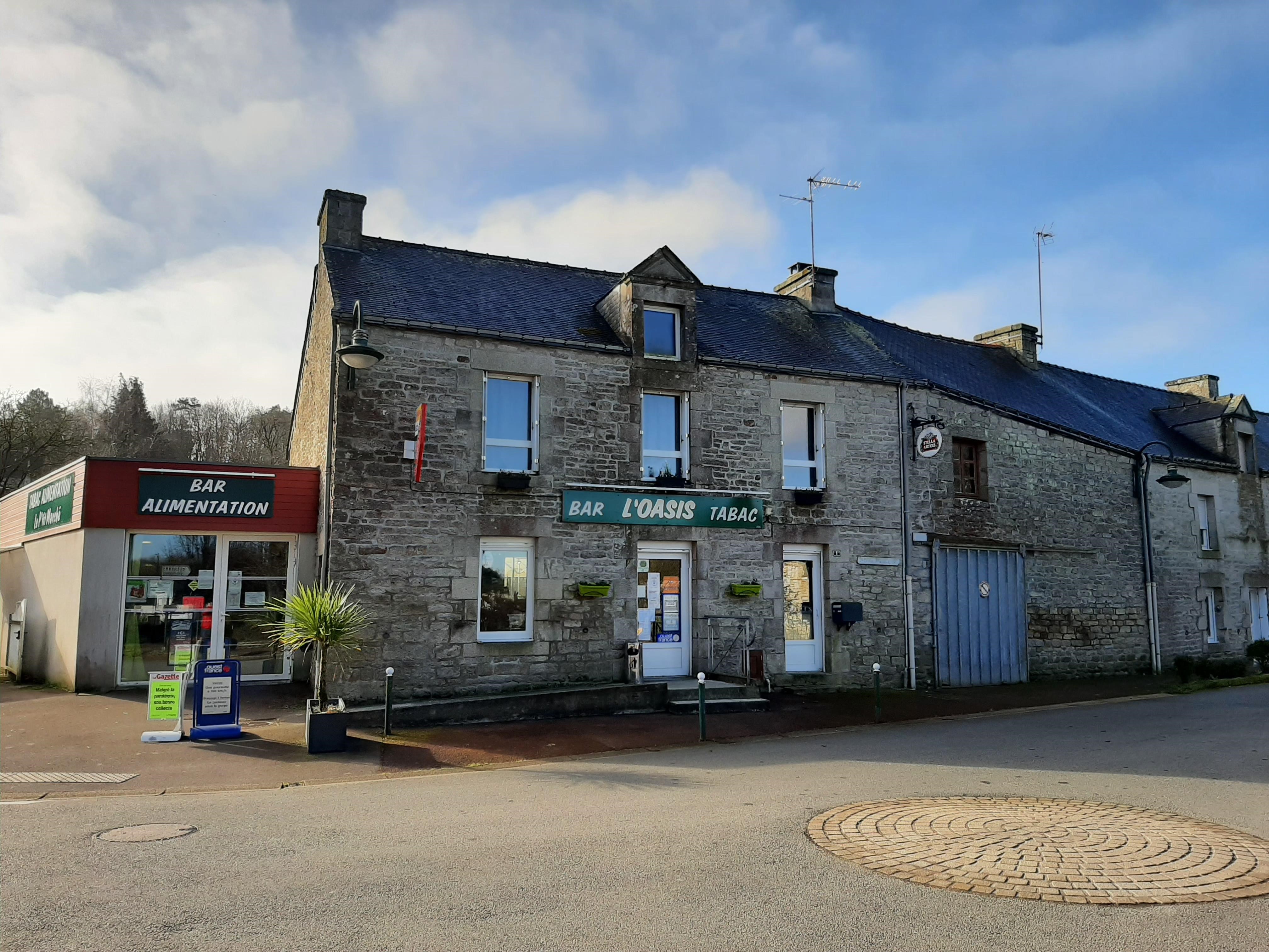 Recherche repreneur en location-gérance pour le Bar-Épicerie-Tabac : « L’Oasis » à Billio ! Vous aimez le contact avec la clientèle, le multiservices de proximité en milieu rural ? Cette gérance est faite pour vous ! 

Devenez un acteur de la vie sociale du village et soyez force de proposition dans l’animation du centre bourg de cette charmante commune. Pas d’achat de fond commerce, simplement une avance de trésorerie à prévoir pour un investissement en petit matériel et dans la gestion des stocks, et c’est parti ! Le mobilier et le matériel sont compris dans la location (chaises, tables, comptoir, réfrigérateur, congélateur, caisse).

Hébergement compris à l’étage du bâtiment : 3 chambres, une salle de bain, un espace salon-cuisine. Un jardin accolé à l’espace commercial. 
Loyer modéré pour soutenir l’activité du bar-épicerie, des locaux adaptés (80 m2) prêts à servir avec un potentiel de clientèle qui n’attendent que vous. Idéalement située sur l’axe Vannes Josselin, le commerce bénéficie d’une clientèle élargie aux communes voisines.

Location gérance d’une durée de 3 ans. Montant du loyer : 407 € TTC pour la partie commerce, 406 € pour la partie habitation. 
Dépôt de garantie d’un mois de loyer + frais de notaire.
Disponible dès à présent. Démarrez l’aventure ! Lettre de motivation et CV à envoyer à Centre Morbihan communauté, au service développement économique, Zone de Kerjean 56500 LOCMINÉ.