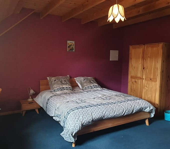 Cause retraite,cède ensemble touristique de 435m2 sur terrain clôturé de 2400m2, situé à 1050 m avec une vue unique sur le Sancy, actuellement exploité en Gîte de Groupe et Location meublés.
Une configuration particulièrement adaptée à un couple repreneur souhaitant vivre sur place :
- 26 couchages actuellement
- 6 chambres avec salles de bains indépendantes 
- 7 WC
- Grande salle de vie de plus de  100m2 donnant sur terrasse avec vue sans vis à vis 
- 2 appartements indépendants de 31m2 et 51m2
- partie privative 70m2 comprenant séjour, chambre, bureau ,salle d'eau , WC
- terrain 2400m2 clôturé/ parling privé 8 voitures
- DPE B, GES A (chaudière pellet- poêle pellet- isolation )
- Fibre
- Classé 3* en  2026
Cession globale envisageable : murs, mobilier, équipements et SASU d'exploitation. Aucune dette
L'exploitation est actuelle est volontairement réduite à environ 27 semaines par an,  étant retraités. 
Cette situation offre à un repreneur professionnel ou à un couple avec ou sans enfants une possibilité de développer l'activiter et d'augmenter la période d'exploitation (était exploité jusqu'en 2024 en chambres d'hôtes-meublés), tout en bénéficiant d'un logement privatif sur place