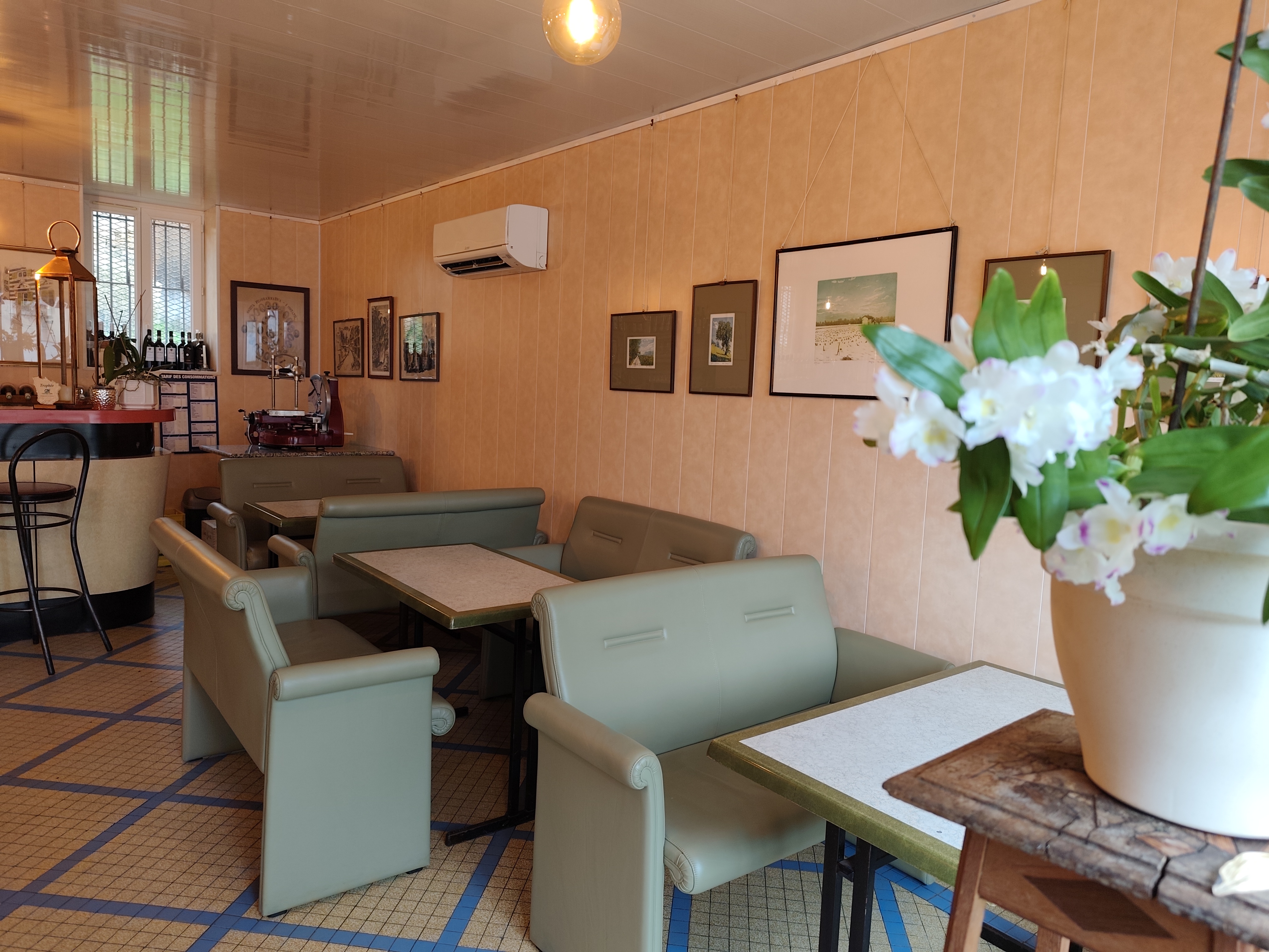 Vous souhaitez entreprendre dans un cadre de vie agréable, au cœur d’un village convivial ? Cette affaire reconnue de bar-tabac-jeux FDJ avec activité de restauration recherche un repreneur pour poursuivre son développement.

Installé dans une commune des Amognes – Cœur du Nivernais, cet établissement de proximité bénéficie d’une clientèle locale fidèle et d’une excellente réputation, notamment pour sa cuisine traditionnelle.

L’activité comprend :
- Un bar-tabac avec jeux FDJ
- Une salle de restaurant d’environ 30 couverts
- Une salle de bar pouvant accueillir 20 personnes
- Une terrasse agréable
- Une cuisine professionnelle équipée
- Une cave
- Des sanitaires aux normes PMR

L’établissement dispose d’une Licence IV et respecte les normes d’hygiène et de sécurité. L’activité est ouverte toute l’année et combine bar, tabac, jeux et restauration traditionnelle.

Les atouts :
- Affaire saine et bien tenue
- Très bonne réputation locale
- Clientèle régulière
- Établissement aux normes
- Potentiel de développement (restauration, animations, terrasse…)

Conditions :
- Prix du fonds de commerce : 130 000 € (discutable)
- Bail commercial – loyer d’environ 14 000 € par an TTC

Un accompagnement pour réussir 
La Chambre de Commerce et d'Industrie (CCI) de la Nièvre offre un soutien pour :
- La formalisation du projet
- L'élaboration du business plan et du prévisionnel
- Le montage de l'ingénierie financière et la recherche de financements

Une belle opportunité pour un couple ou un entrepreneur souhaitant reprendre un commerce de village vivant et reconnu.

Pour plus d'informations ou pour manifester votre intérêt, veuillez consulter l'annonce complète sur Transentreprise : https://www.transentreprise.com/offres/fiche/BFC263517H/bar-tabac-fdj-restaurant-affaire-reconnue/bourgogne-franche-comte/nievre/nevers-sud-nivernais