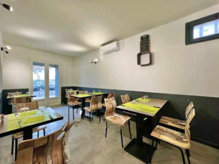 ➡ Fond de commerce Café-Bar-Restaurant, FDJ et PMU. Aucun travaux à prévoir, refait à neuf il y a seulement quelques années.

➡ Cet établissement de 112 m² vous propose une partie bar d'une surface de 64m² environ et une partie salle de restaurant d'environ 30m² pouvant accueillir une trentaine de couverts.
Les deux salles sont climatisées.

➡ Cet établissement possède une cuisine professionnelle tout équipée et très bien entretenue. Une terrasse de 24 places assises sera également utile.

Loyer mensuel de 1150 euros TTC/ mois, et taxe foncière annuelle à la charge du loueur.
Pas de salariés vendus avec le fond de commerce  et aucun contrat fournisseur en cours.