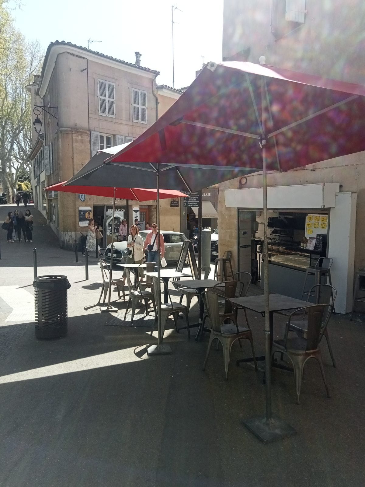 Idéalement situé dans le centre ville d'Aix-en-Provence, donnant sur une place ensoleillée.
Vends fond commerce pizzeria snacking avec une terrasse.
Fournis avec tout le matériel pour pouvoir travailler tout de suite, four à pizza, frigo, plancha, friteuse, grill, machine à café, plan de travail, hotte, tables, chaises, parasols, ustensiles de cuisine, ustensiles à pizza...
Possibilité de louer le logement au dessus du commerce, actuellement libre (mais risque d'être loué rapidement).
Proche des écoles, collèges et lycées. Pour tous renseignements 0761507814.

Fond de commerce : 35000€
Loyer annuel : 16488 €