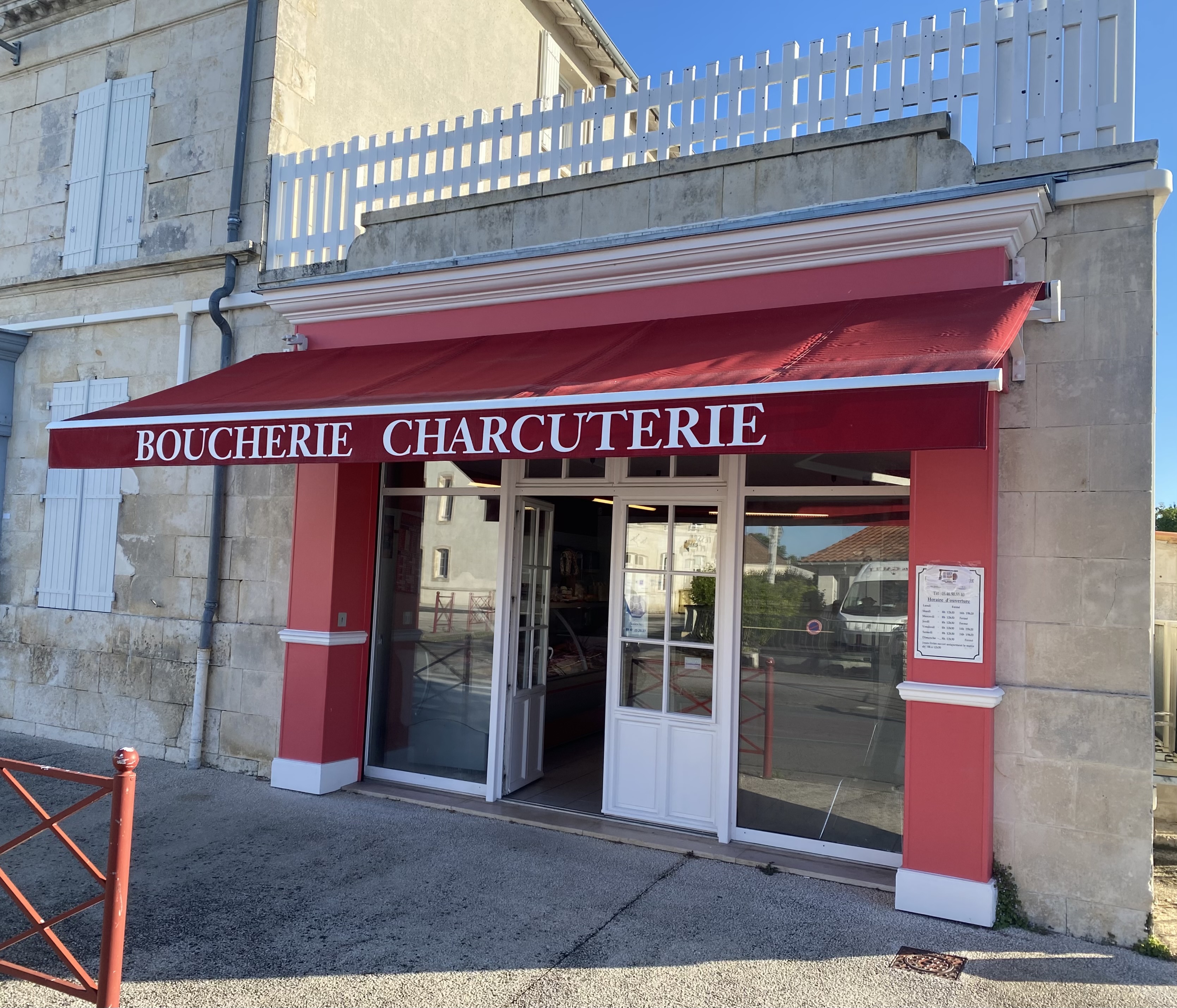Très belle Boucherie - Charcuterie - Traiteur - emplacement commercial dynamique - Centre Bourg de Tesson avec commerces de proximité (Boulangerie, restaurant, superette VIVAL etc ... commune en pleine expansion, médecin, Pharmacie ...  Route principale entre  Royan et Saintes - C.A. a développé de plus de 300 000 euros, bonne rentabilité, bail récent, faible loyer (330 euros mensuel). Boutique vendue avec l'agencement et les équipements.