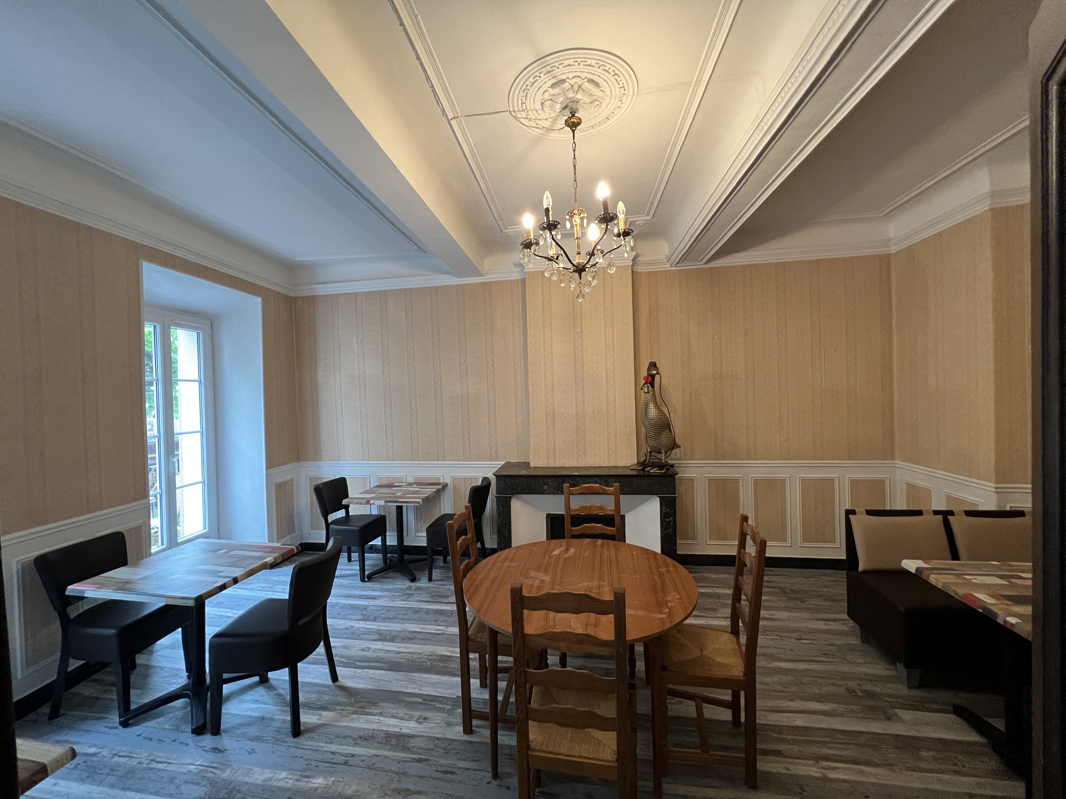 BARGEMON : surnommé la perle du haut var

RESTAURANT Fonds de commerce
Restaurant traditionnel
Licence 3

Venez découvrir ce restaurant , plein de charme avec une belle superficie.
L'intérieur sur 2 niveaux avec de
nombreuses possibilités d’aménagements .
En terrasse environ 40 couverts peuvent y trouver place et sur le balcon qui donne sur la place principale du village 10 couverts supplémentaires en 5 tables de 2 .

Au dessus du restaurant,
Appartement  à rafraîchir avec 
5 chambres 
1 cuisine équipée neuve
2 salle de bain 
1 Salon 
Peut servir de logement principal , héberger des saisonniers ou chambres d’hôte

Le restaurant peut accueillir environ 60 personnes à l'intérieur ( 30en RDC+ 30 en R+1 ), et 50 personnes en terrasse + balcon.
Cuisine entièrement équipée, avec une partie du matériel neuf de qualité.
( fourneaux 4 feux+plancha+friteuses CHARVET , Four vapeur RATIONAL , coins plonge neuf …)

Très bon chef de cuisine en place 
Vendu avec ou sans personnel

Service les midis et soirs , avec 2 jours de repos par semaine. 
Beau potentiel avec nombreuses possibilités d'évolution du chiffre.
Loyer 1700€ Ttc/mois  
et pour la terrasse en sus 600 €Ttc/an.

Idéalement situé sur la route menant aux Gorges du Verdon, au coeur du village , sur la place principale,parking gratuit. 
École, crèche,boulangerie, pharmacie, supérette etc . 
Très bonne qualités de vie dans ce petit village

A 20mn de Draguignan
20 minutes de la pleine de montauroux
25 minutes du Muy ( A8 ) . 
Beau potentiel
Très beau village prisé des étrangers .

Plus d’informations sur demande 
Mise en place d’une Gérance avec option d’achat possible sur dossier

Vend pour cause de changement projet