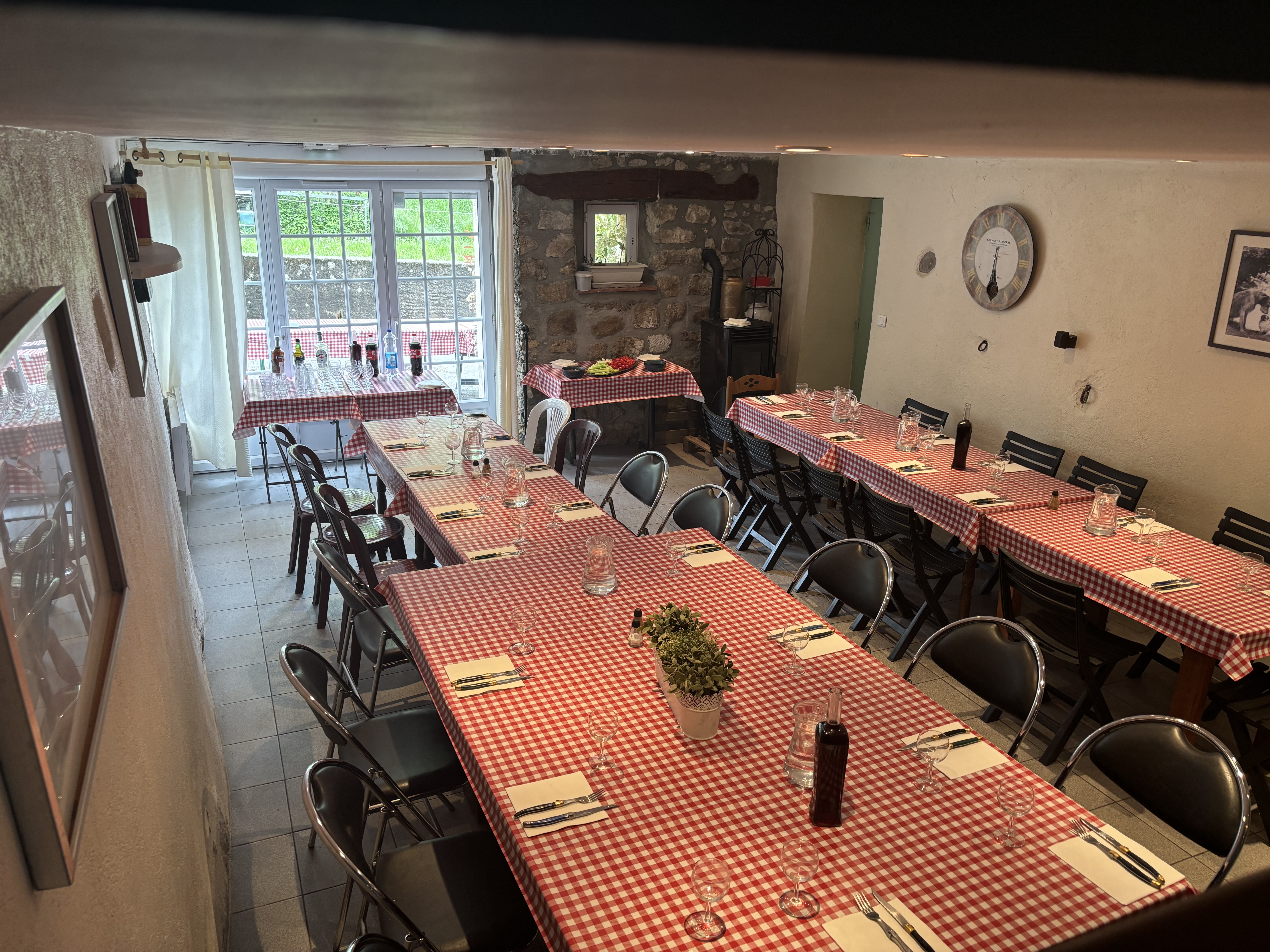 À vendre fond de commerce dans un village du haut Var situé entre la route Napoléon et proche de l’entrée des gorges du Verdon.
L’établissement se compose:
2 salles intérieur d’une capacité de 50 couverts, d’un four à bois pour les pizzas, une cuisine équipée et une terrasse de 40 places.
L’hôtel dispose de 5 chambres+ un appartement de fonction avec 2 chambres.
Licence 4 cède avec le fond
Loyer des murs 1185€/ mois 
Terrasse 200€/ an 
Jolie village disposant d’un camping municipal, une piscine, un mini golf, activités parapente, randonnée et une salle d’escalade.