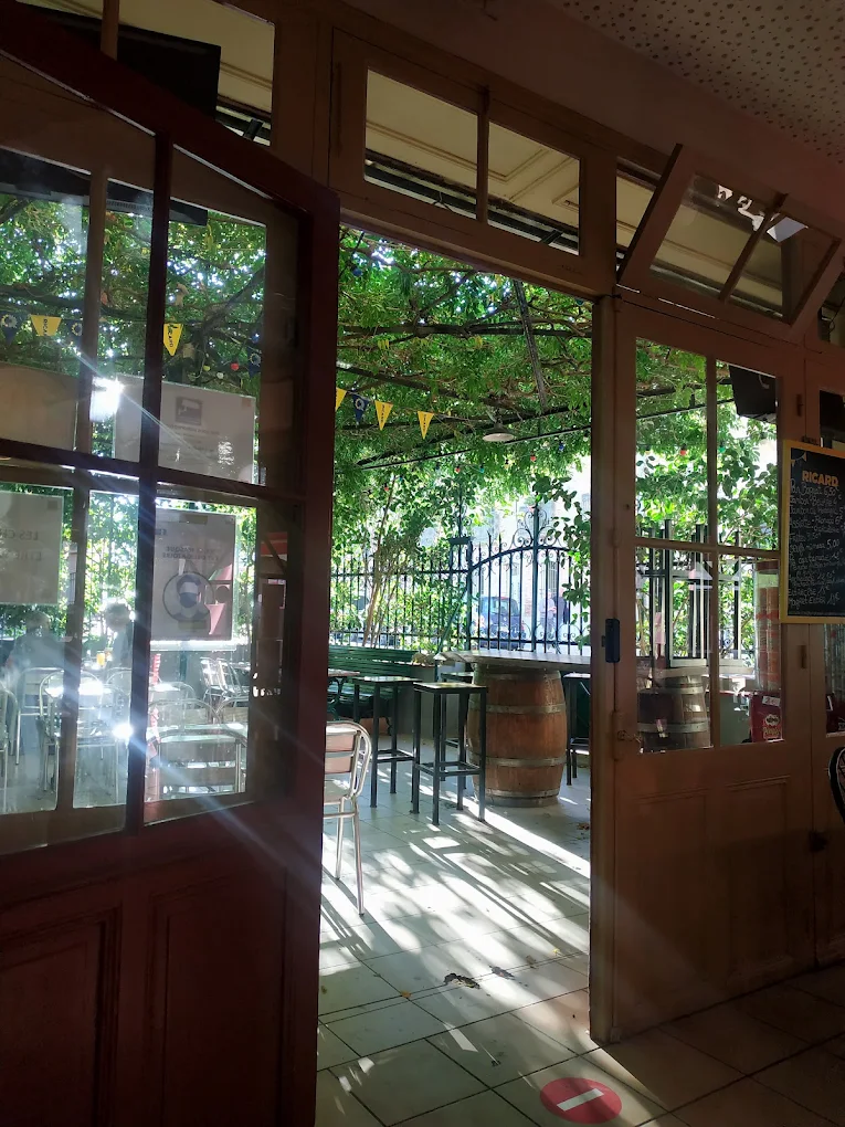 Le Cœur d'un Village Catalan des PYRENEES ORIENTALES vous attend : Bar Brasserie, Licence IV PMU FDJ  Familial à Céder !
Envie de reprendre une affaire qui a une âme ? Découvrez ce magnifique BAR BRASSERIE PMU LICENCE IV, véritable institution familiale depuis plus d'un siècle (1900) !
Idéalement niché au centre d'un village vivant toute l'année, vous profiterez d'une situation privilégiée à seulement 10 minutes de Perpignan et à deux pas des superbes plages du littoral catalan. 
L'établissement, d'une superficie totale de 275m², offre un cadre des plus agréables :
•	Une salle intérieure conviviale pouvant accueillir 60 couverts.
•	Une superbe terrasse arborée et entièrement sécurisée de 80 places, parfaite pour les repas ensoleillés ou les soirées d'été.
•	Un bar impressionnant de 8 mètres linéaires, idéal pour servir une clientèle variée.
Ce qui rend cette affaire encore plus attractive, c'est son loyer incroyablement avantageux pour la superficie avec un bail sécurisé jusqu'en 2033. La répartition équilibrée des revenus (50% limonade, 50% restauration) est un gage de solidité et de polyvalence.
Fonctionnant du lundi au samedi de 8h à 22h en été et 20h en hiver et le dimanche matin, vous aurez la possibilité de profiter d'un mois de fermeture en octobre pour vous ressourcer. Idéal pour un couple accompagné d'un CDI 25h en place en cuisine pour vous accompagner dans la reprise.
La cuisine est entièrement équipée et prête à l'emploi, vous permettant de continuer à régaler vos clients avec un menu du jour apprécié et les fameuses soirées brochettes qui font la réputation du lieu.
Nombreux axes de développement. Vente cause retraite bien méritée.
Montant de la cession 220.000€ Licence IV en supplément 20000€ Moyenne du CA des trois dernières années 256.000€
C'est plus qu'une affaire, c'est un véritable projet de vie qui vous attend ! N'attendez plus pour