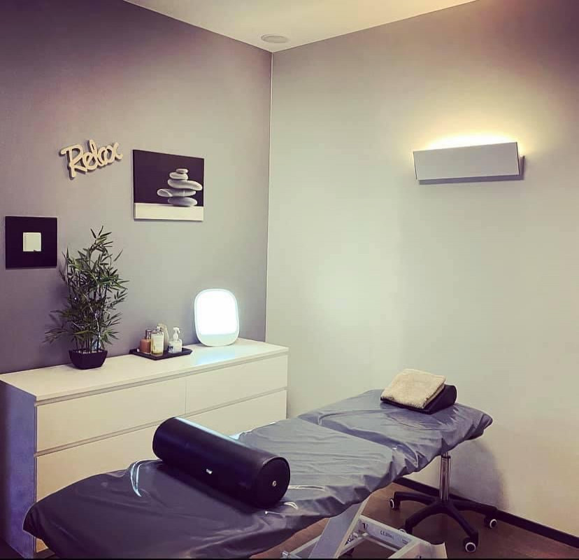 grand espace isolé dans une maison médicale avec salle de musculation et 3 cabines indépendantes, petite cuisine et bar d'accueil.
Maison médicale : 2 médecins, une osthéopate,  une orthophoniste, une psychologue, 3 infirmières et 1 infirmière thérapeutique