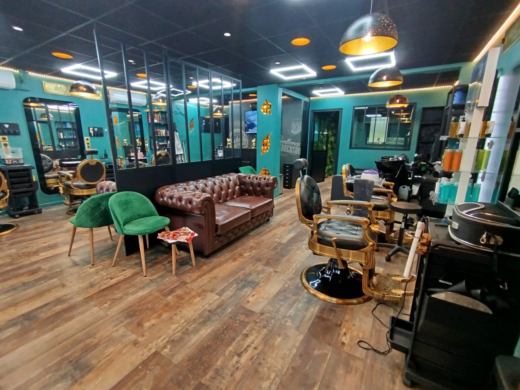 À VENDRE 80 000 EUROS UN SALON DE COIFFURE
INSTITUT DE BEAUTÉ HAUT DE GAMME EMPLACEMENT EXCEPTIONNEL
Possibilité d’y excercer une autre activité.
Loyer mensuel : 1 500 euros (+ 150 euros de charges)
Surface : + de 100 m²
Situé à seulement quelques pas du littoral, ce salon mixte (homme / femme) et institut de beauté bénéficie d’un emplacement stratégique et rare, avec :
Plus de 8 mètres linéaires de vitrine offrant une visibilité maximale
300 places de parking public en face, facilités par des arrêts minutes
Un parking privé inclus pour la clientèle ou les professionnels
Possibilité de terrasse (idéal pour développer une activité complémentaire ou une offre bien-être en extérieur)
Le local est moderne, spacieux et lumineux, avec un fort potentiel de développement, notamment pour des activités annexes comme l’esthétique, le bien-être, les massages, la cosmétique ou même une boutique de produits haut de gamme.
Clientèle fidèle et emplacement premium garantissent un démarrage immédiat ou une reprise en douceur.
Opportunité rare pour professionnels de la beauté souhaitant s’implanter dans un cadre de vie idyllique.