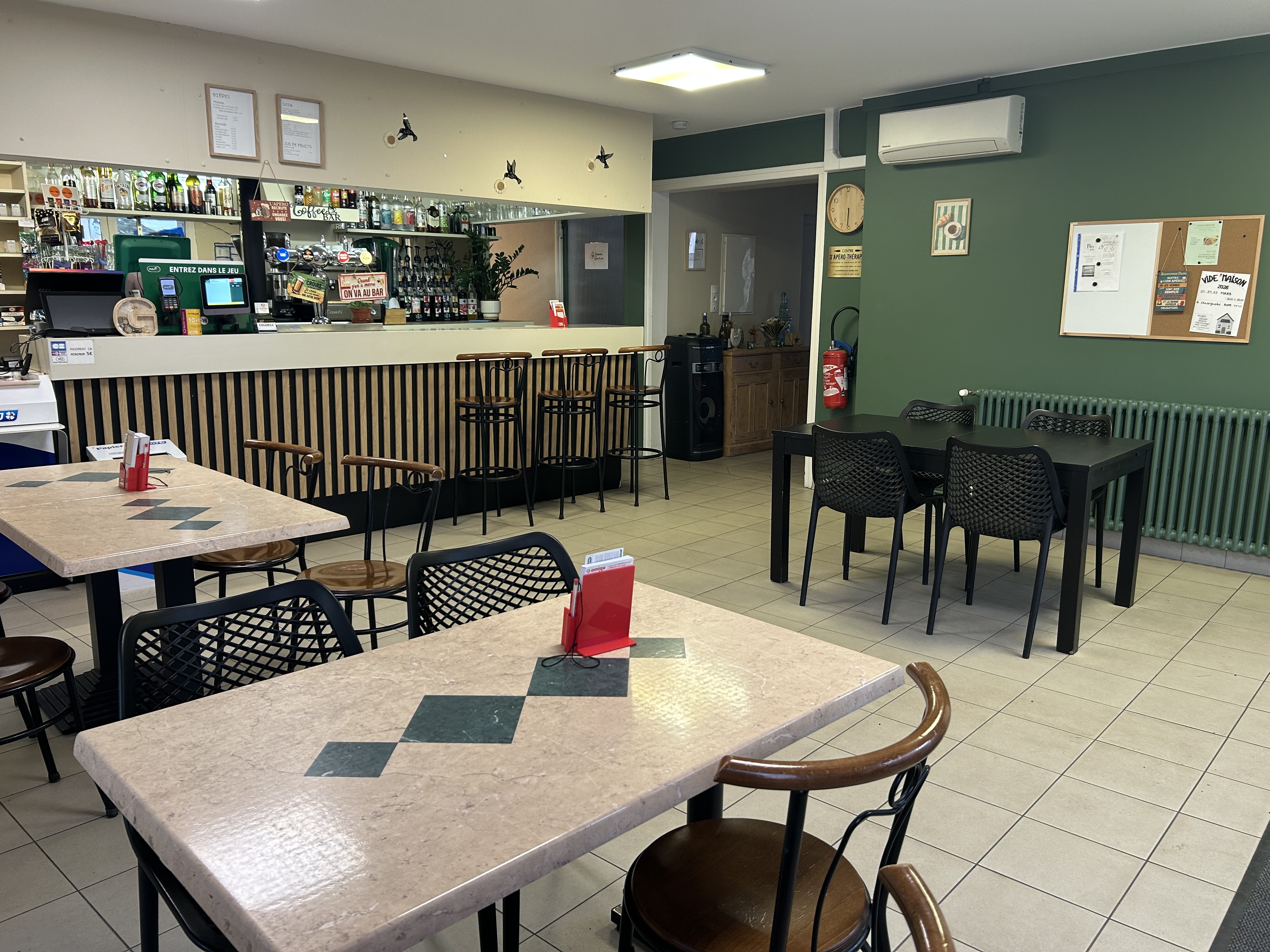 À vendre, fond de commerce multi services 
📍79120 ROM

Commerce de proximité, multi-services: café-bar, restaurant, épicerie (tabac/fdj/pmu)

Salle de café de 45,2m2
Épicerie de 65,25m2
Restaurant de 40m2
Cuisine de 16.08m2
Bureau et réserve tabac de 14,76m2
Réserve de 30,89m2
Local extérieur de 20m2
Chaufferie (chaudière à granulés, entretien à jour) de 17,65m2


Services proposés actuellement:

Café ☕️ / Bar 🍺
Restaurant 🍽️ / Sandwich 🥪 / Snacking 🍔
Épicerie 🛒
Nouvelle république 📰 79 et 86
Le tabac 🚬  
Les jeux de la FDJ 🎱 
Le PMU 🐎 
Relai La Poste 📩
Dépôt de gaz Antargaz 🔥
Dépôt colis PickUp📦 Chronopost, colissimo et DPD
Dépôt de pain 🥖

Le fond de commerce sera vendu avec sa licence IV 🍷

Il vous faudra obtenir l’agrément pour le tabac, la FDJ et le PMU. 

La peinture du bar et du restaurant a été refaite en 2024. 

Restauration: l’équipement sera vendu avec le fond, je vous fournirais l’inventaire. 
L’épicerie: le stock présent sera vendu avec le fond. L’épicerie est vraiment à optimiser, la clientèle étant demandeuse afin de limiter leurs déplacements.
Un système de vidéosurveillance (non raccordé à la télésurveillance) sera vendu avec le fond, ainsi que le matériel bureautique (ordinateur et imprimante)
Un deuxième système de vidéosurveillance raccordé à la télésurveillance et caisses Strator, en location-vente 
Une clientèle d’habitués vraiment sympathique.
Possibilité de logement, refait à neuf, au dessus du commerce. 
Commerce en ZRR zone de revitalisation rurale 
Loyer dû à la commune


Prix: 54000€