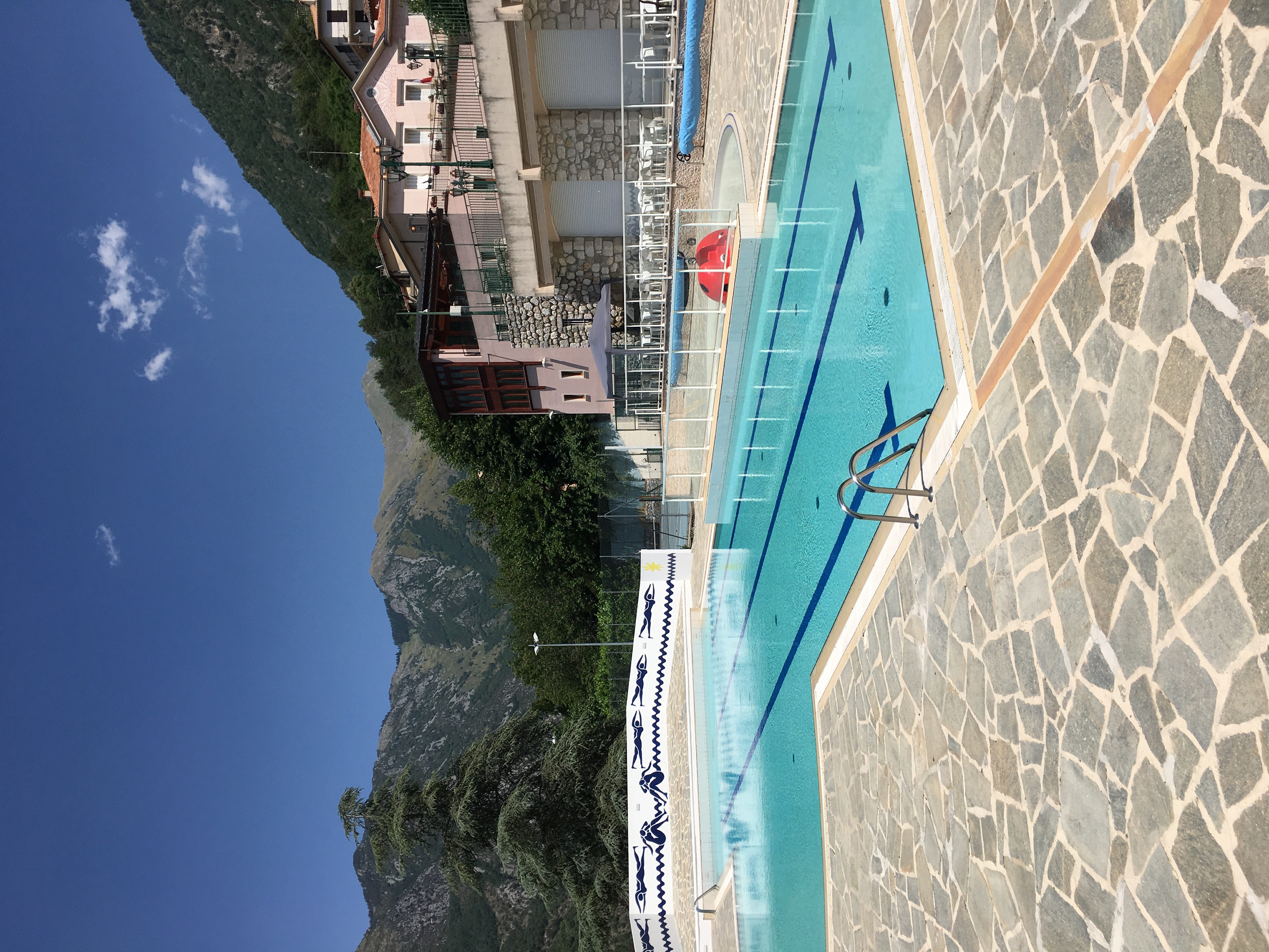 La commune de La Bollène-Vésubie, village de 650 habitants du haut-pays niçois, est propriétaire d'un hôtel restaurant, situé au cœur du village. La commune a entrepris la rénovation totale de l'établissement. 
A l'issue des travaux (courant été 2025), il sera composé d'un bâtiment qui disposera de deux hébergements de type chambre d'hôtel, d'un dortoir collectif de six places, de trois hébergements de type résidence de tourisme (deux appartements type F2 et un de type F4), complétés par une salle de restaurant, un bar et une salle de réception.Les prestations  portent sur la gestion, l'exploitation et l'entretien de l'Hôtel Cassini.  
La commune recherche un exploitant pour mettre cet outil neuf  en valeur et retrouver un lieu de rencontre convivial en plein cœur du village, situé au pied du célèbre Col de Turini, haut -lieu de sport automobile et du cyclisme. 
Si vous êtes intéressés, merci d'adresser votre candidature à l'adresse suivante : 
Mairie de la Bollène-Vésubie
Place du Général de Gaulle
06450 LA BOLLENE-VESUBIE 
et de consulter l'avis d'appel public à la concurrence déposé sur la plateforme marches-securises.fr